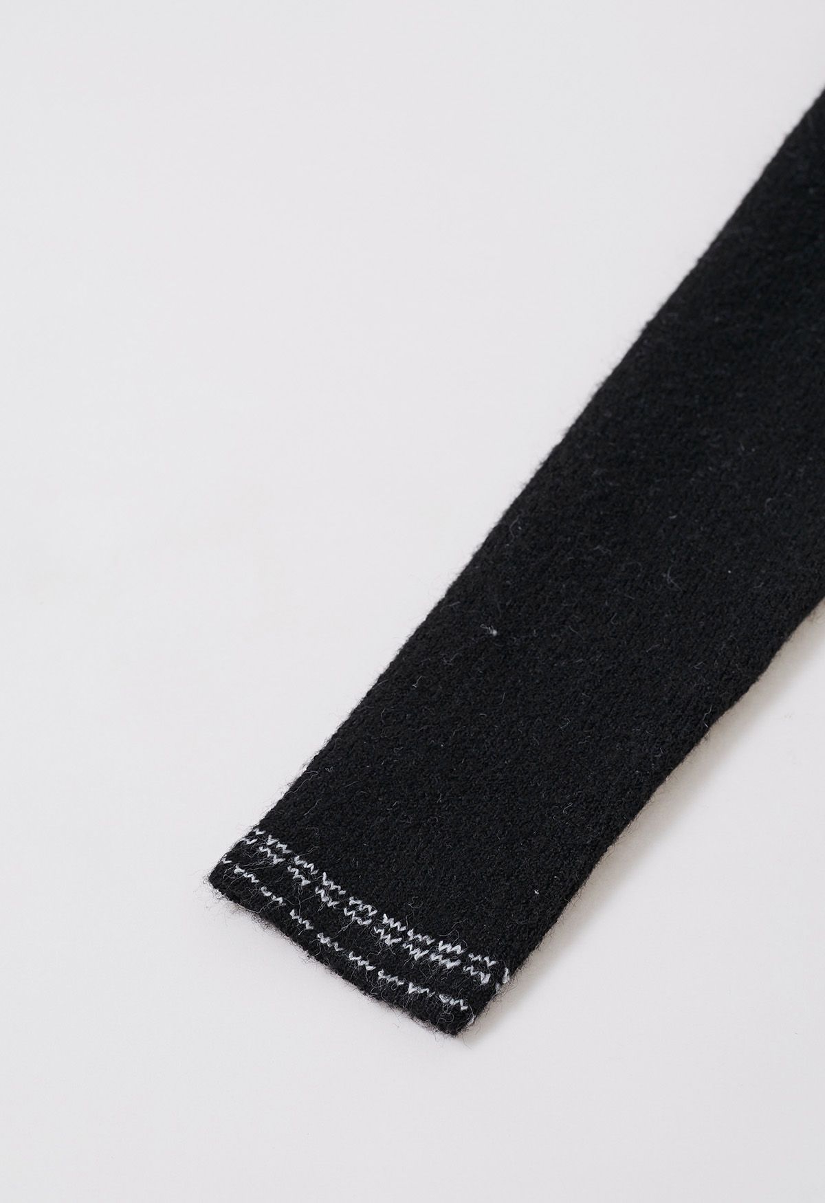 Flauschiges Strickkleid mit Kontrastnähten und Knopfleiste vorne in Schwarz