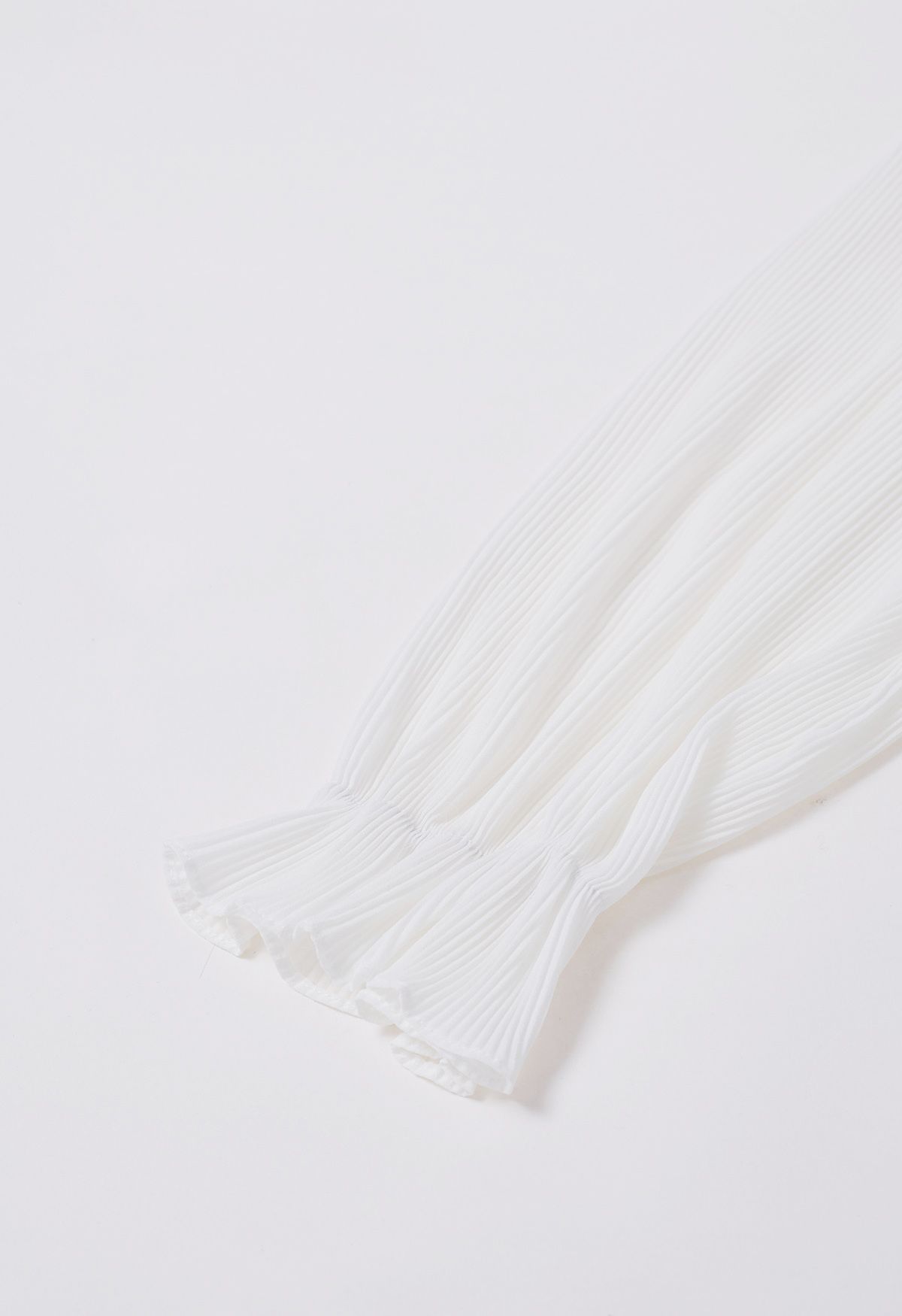 Üppiges Oberteil mit gespleißten Plisseeärmeln und Rüschen in Weiß