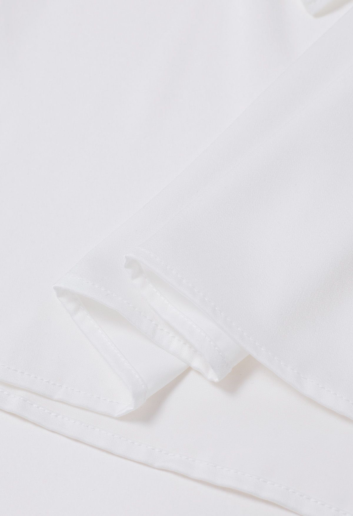 Üppiges Oberteil mit gespleißten Plisseeärmeln und Rüschen in Weiß