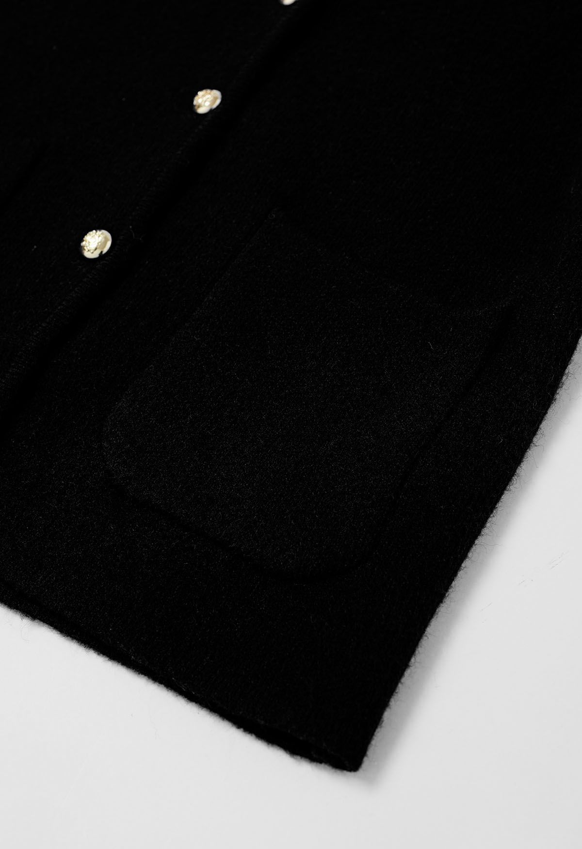Kragenloser Mantel mit aufgesetzten Taschen und V-Ausschnitt in Schwarz