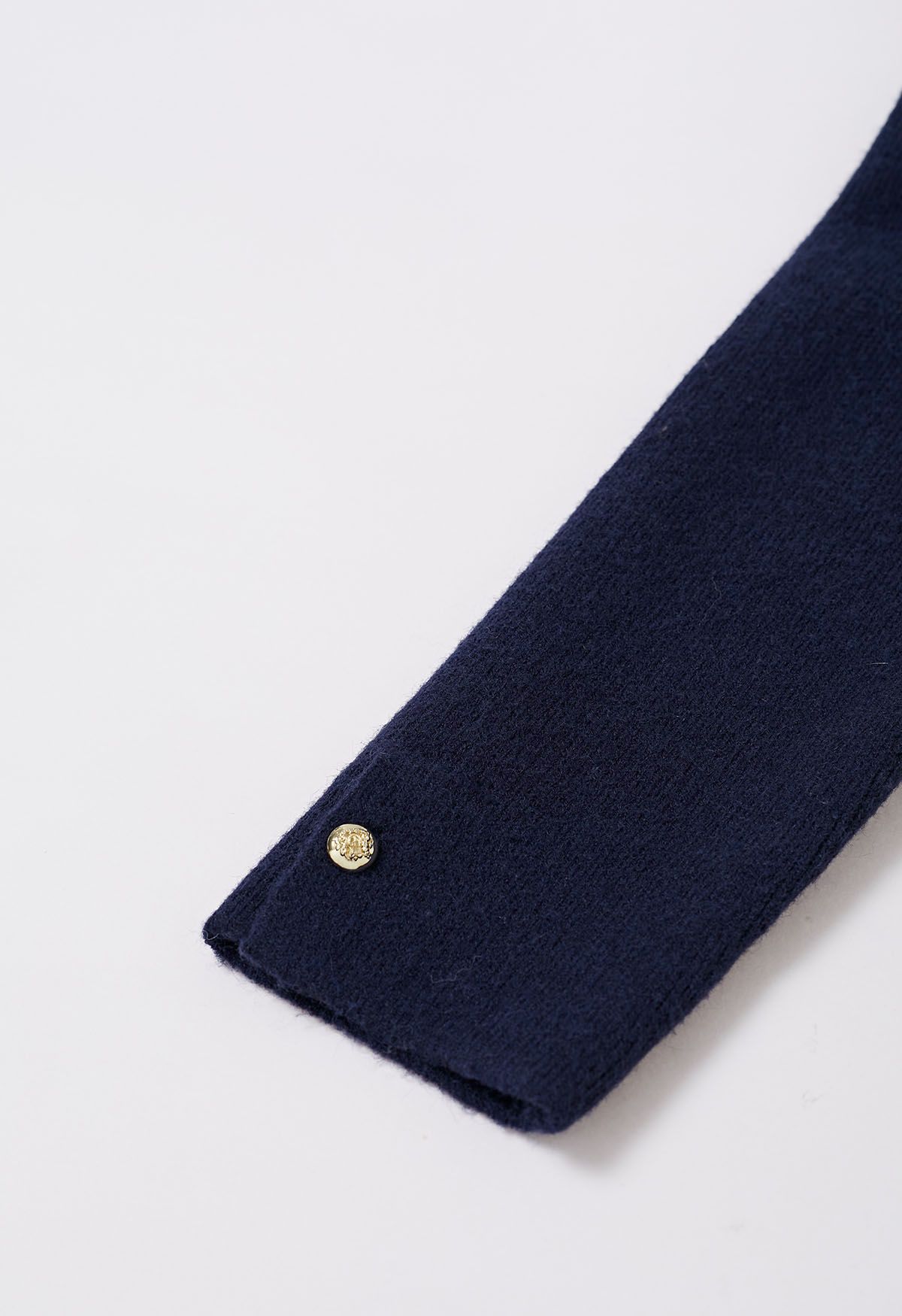 Kragenloser Mantel mit aufgesetzten Taschen und V-Ausschnitt in Marineblau
