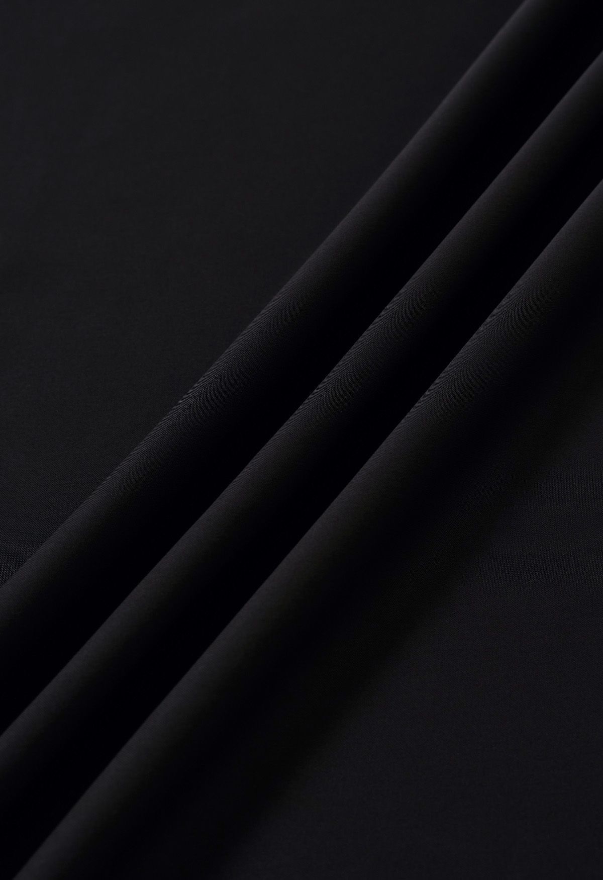 Satin-Maxikleid mit U-Boot-Ausschnitt und gewickelter Taille in Schwarz