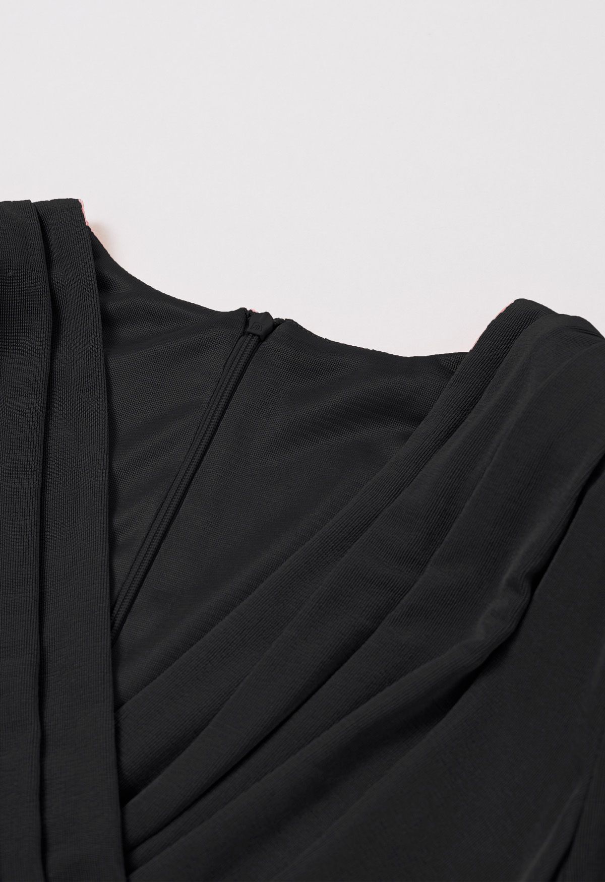 Samtkleid aus gespleißtem Satin mit asymmetrischem Saum in Schwarz