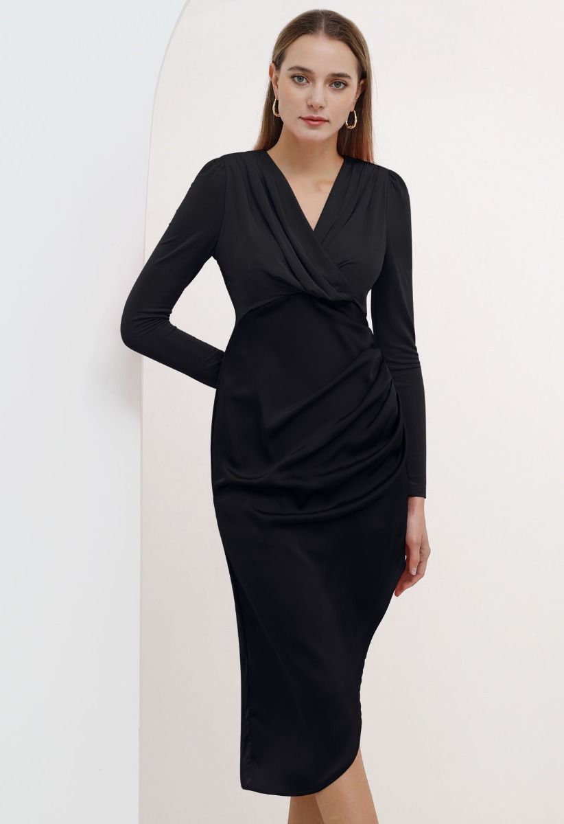 Samtkleid aus gespleißtem Satin mit asymmetrischem Saum in Schwarz