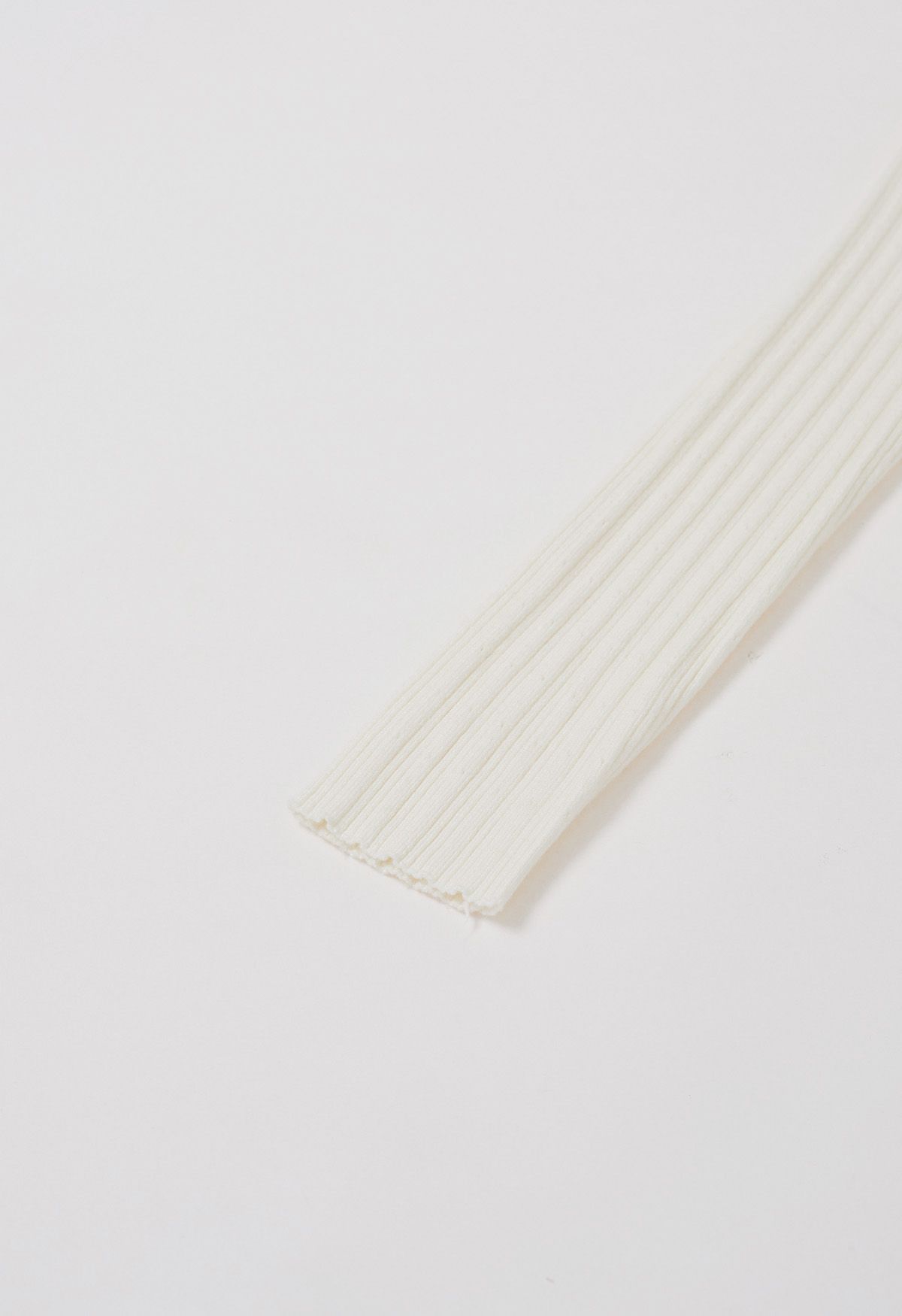 Midikleid aus Strick mit geflochtenem Rand und Kragen in Weiß