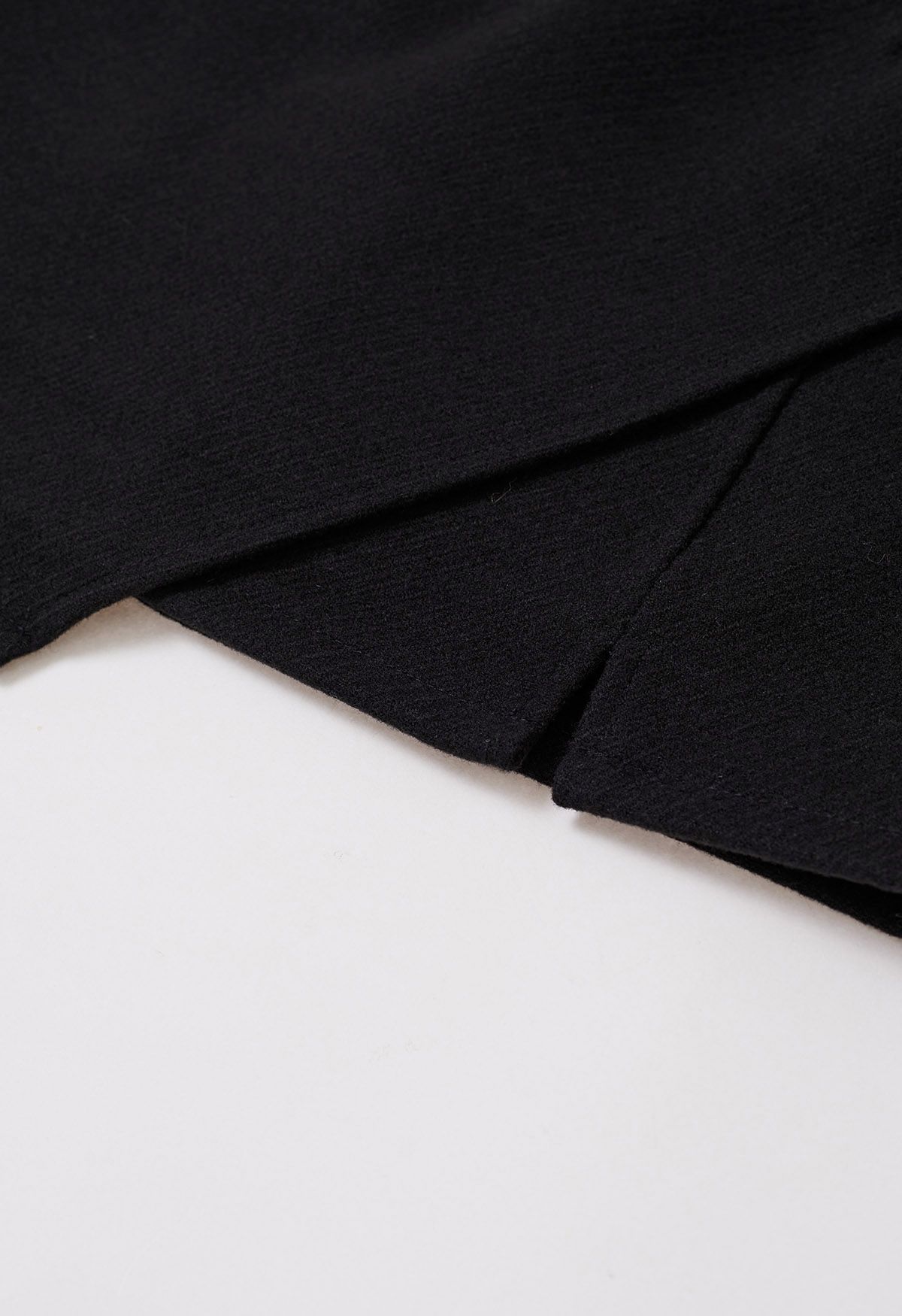 Minirock aus Wollmischung mit Klappe und gekerbtem Saum in Schwarz