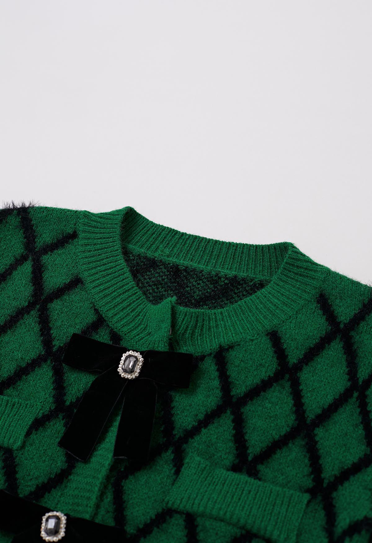 Flauschiger, rautenförmiger, bauchfreier Cardigan mit Schleife und Brosche in Grün