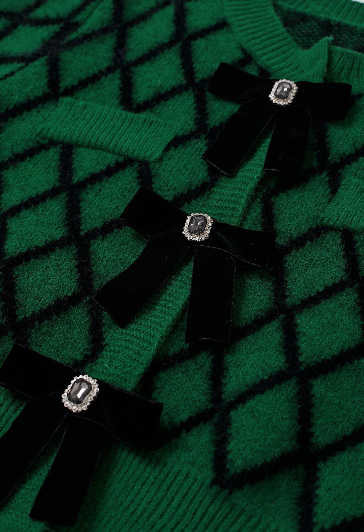Flauschiger, rautenförmiger, bauchfreier Cardigan mit Schleife und Brosche in Grün