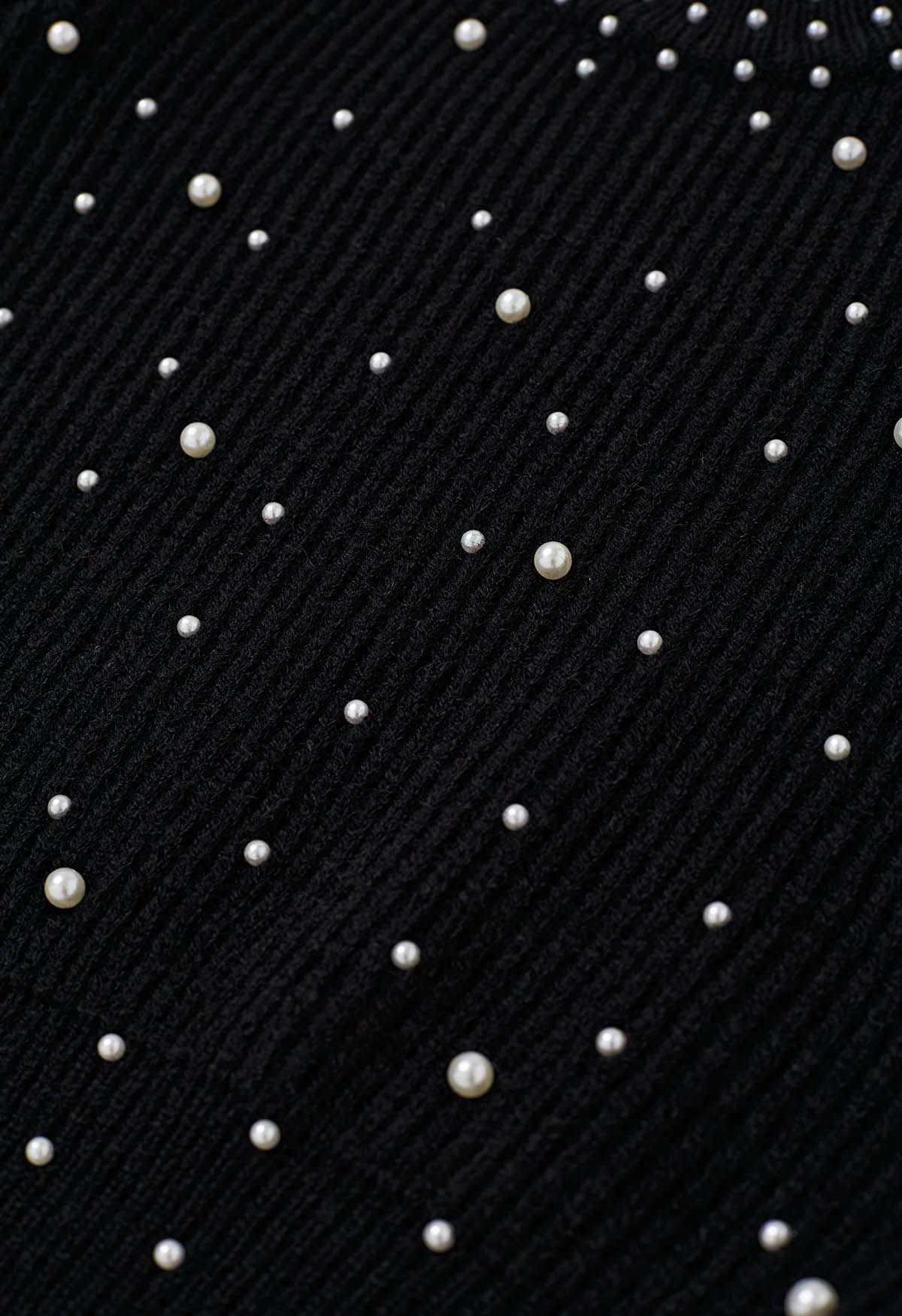 Perlenverzierter Strickpullover mit Puffärmeln in Schwarz