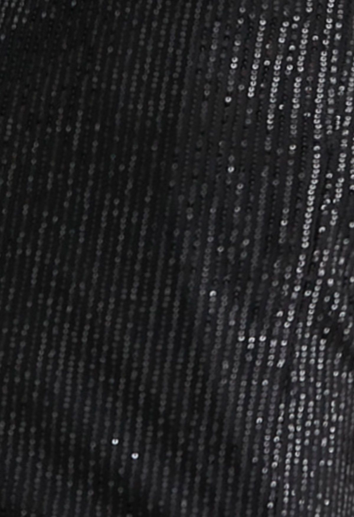 Liebliches, mit Pailletten besetztes, hochgeschlitztes Kleid in Schwarz