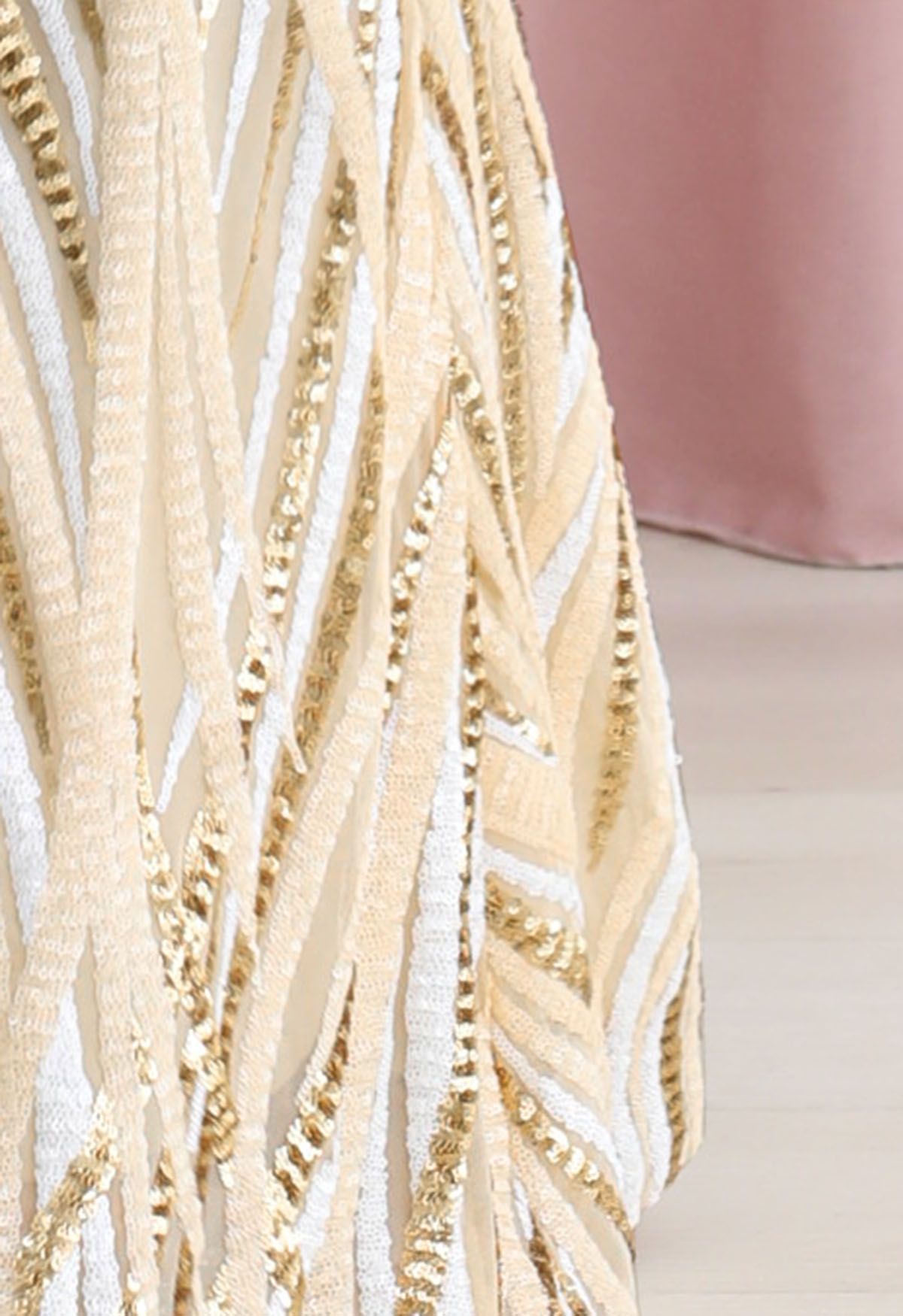 Mehrfarbiges Cami-Kleid im Meerjungfrau-Stil mit V-Ausschnitt und Pailletten in Creme