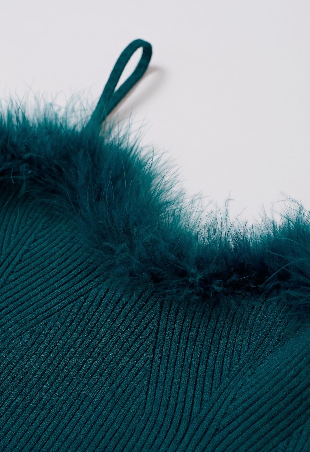 Set aus Cami-Oberteil und Pullover-Ärmeln mit Federbesatz in Blaugrün
