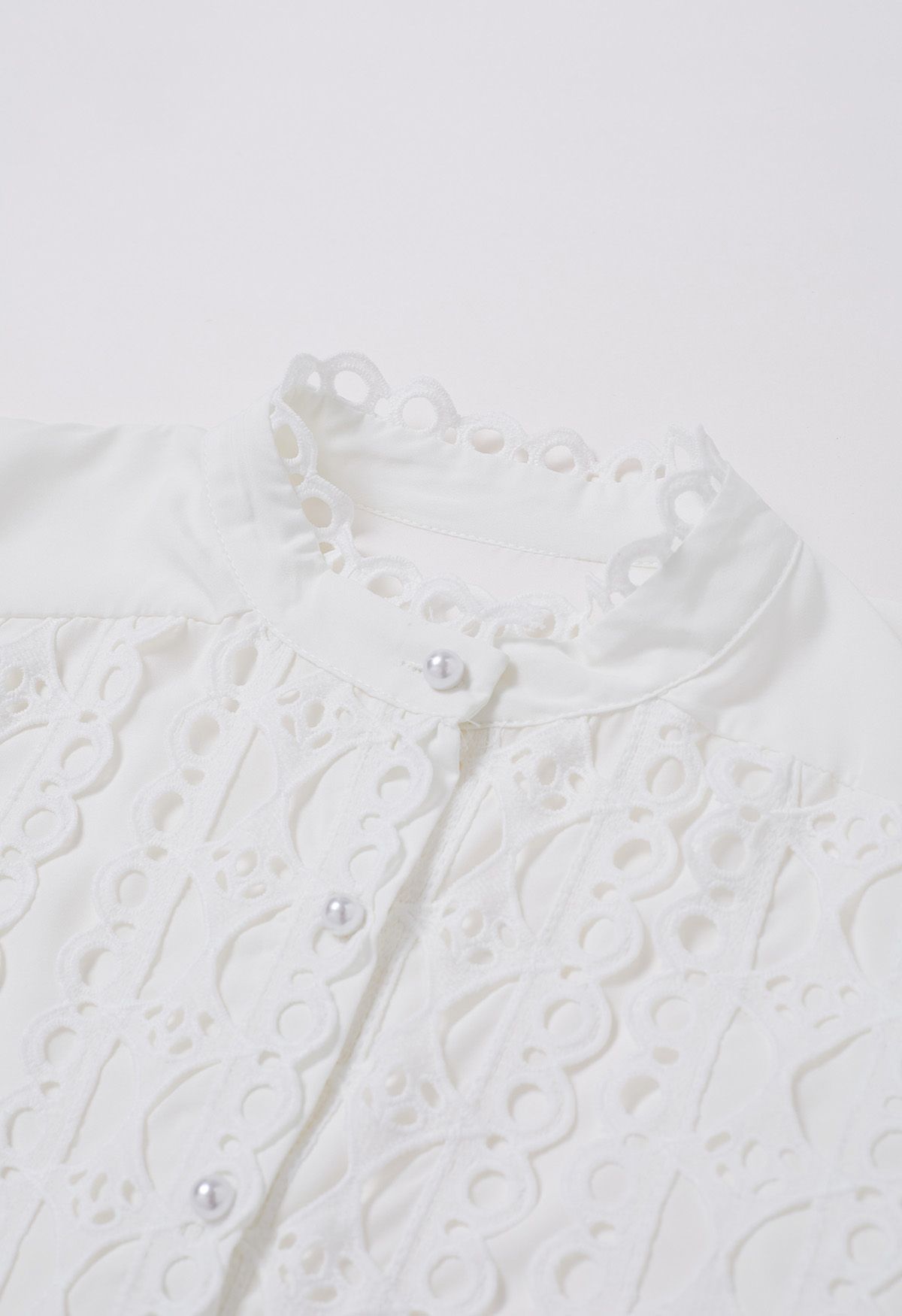 Exquisites Cutwork-Hemd mit Knopfleiste und Blasenärmeln in Weiß