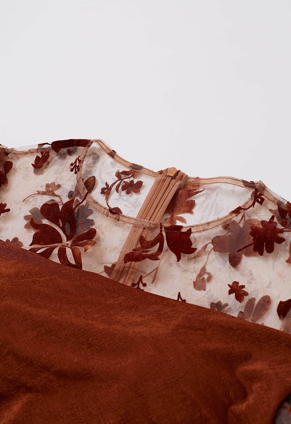 Gespleißtes, gerüschtes, figurbetontes Kleid aus Samt mit floralem Netzstoff in Kürbis