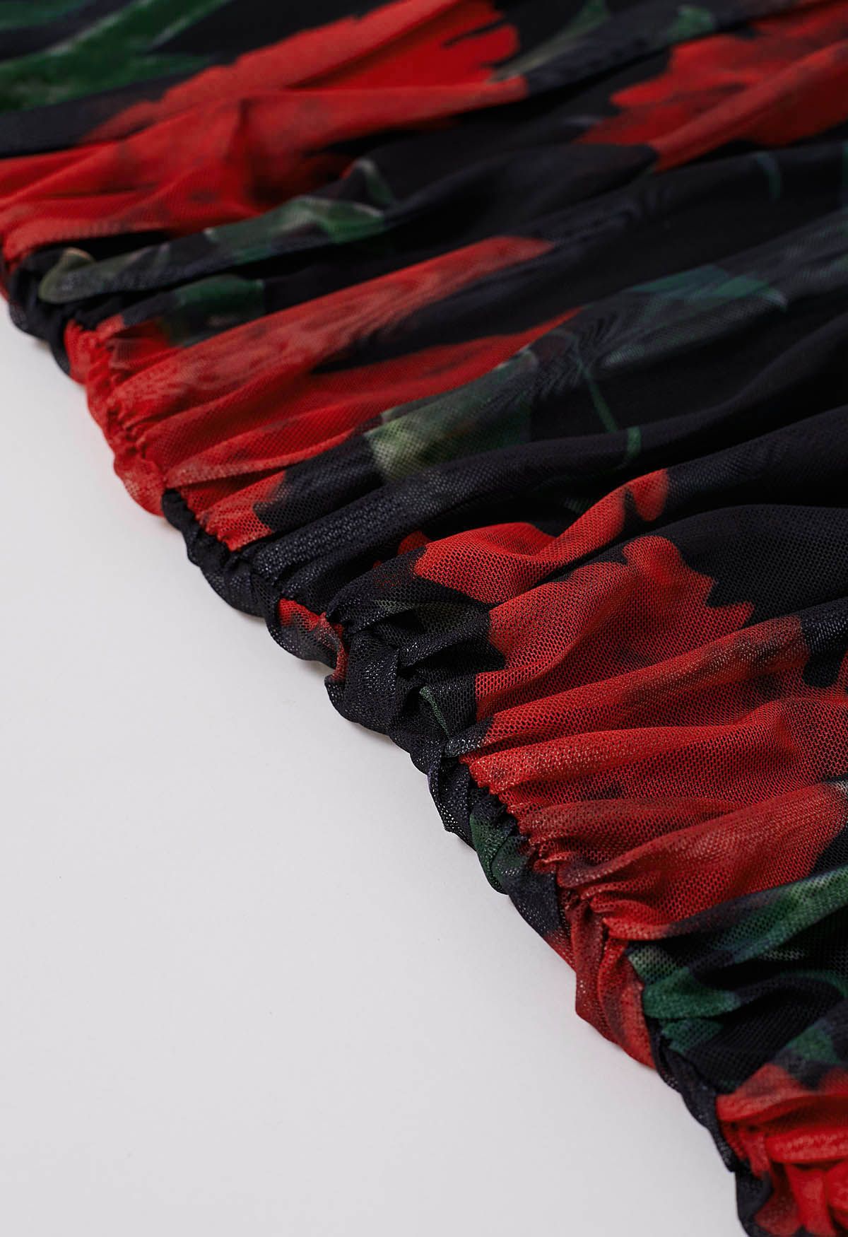 Rotes, gerafftes Cami-Kleid aus Netzstoff mit Blumenmuster
