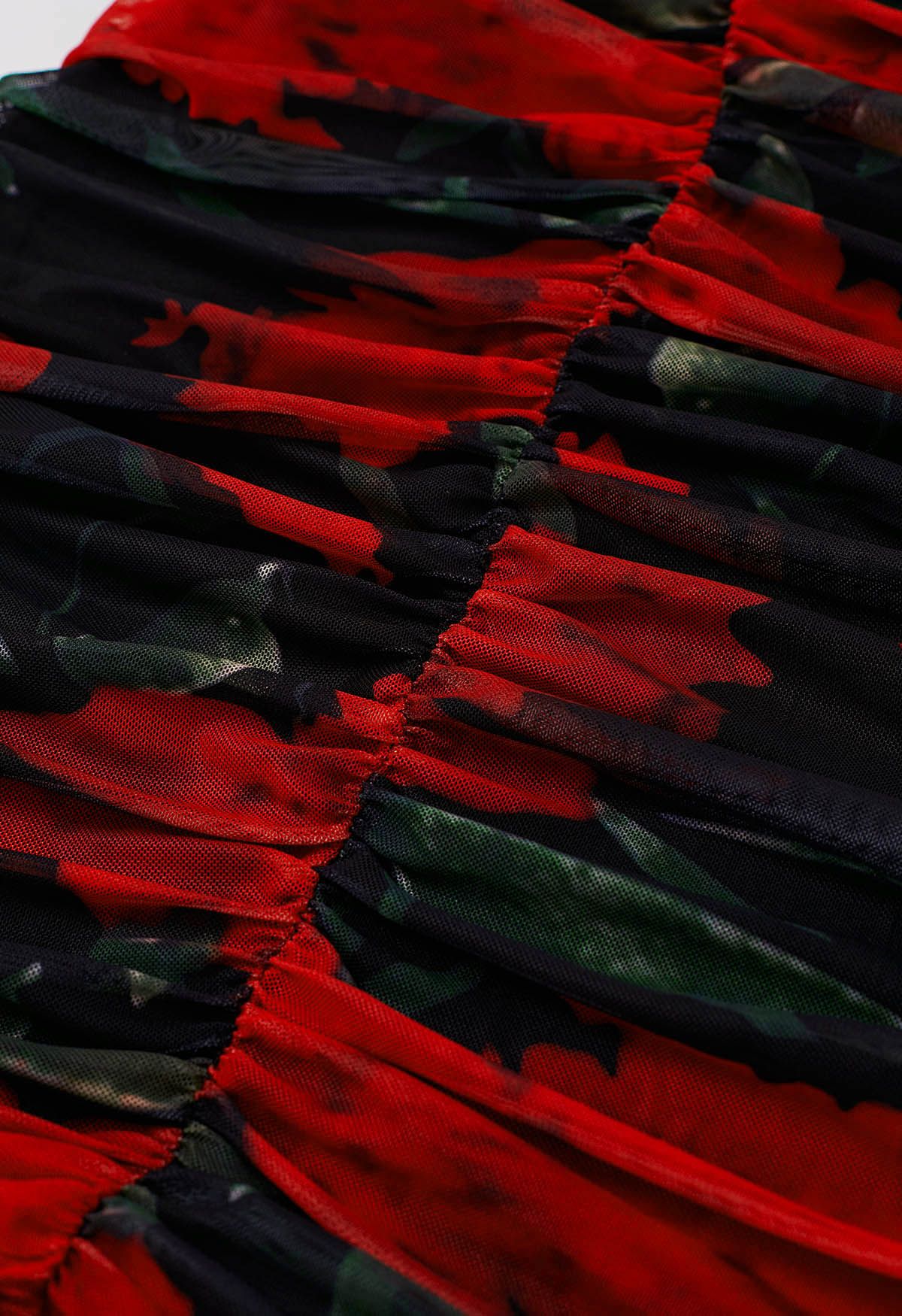 Rotes, gerafftes Cami-Kleid aus Netzstoff mit Blumenmuster