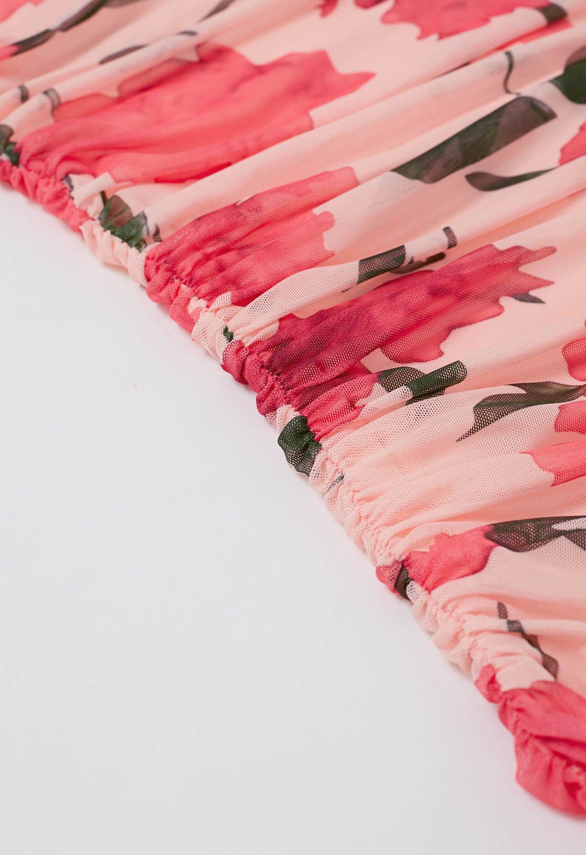 Rosafarbenes, gerafftes Cami-Kleid aus Netzstoff mit Blumenmuster