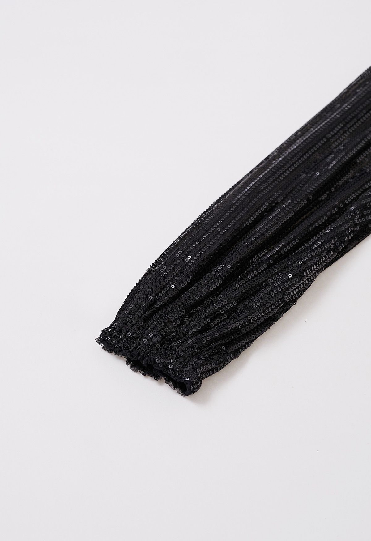 Tief ausgeschnittenes, mit Pailletten besetztes Skaterkleid in Schwarz