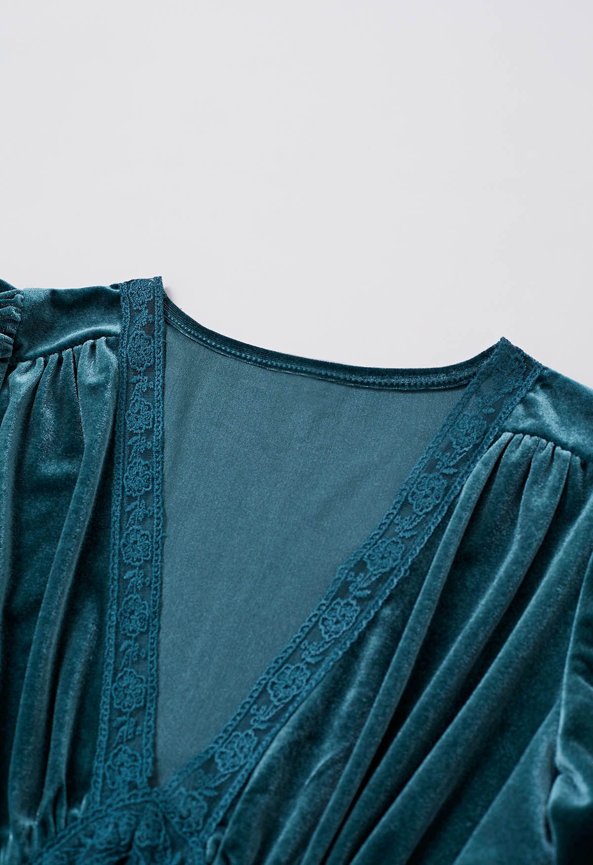 Samtkleid mit V-Ausschnitt und flatternden Ärmeln in Blaugrün