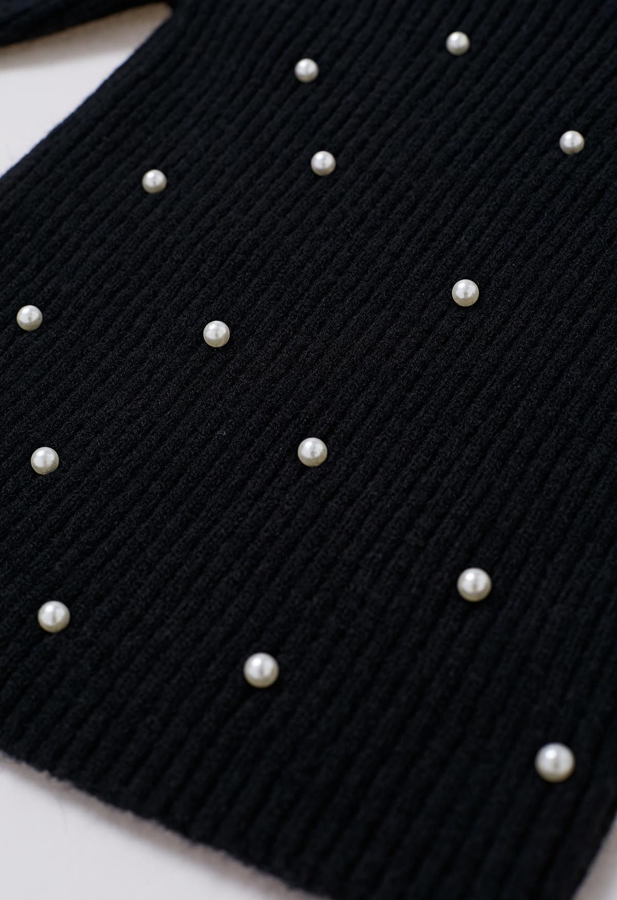 Perlenverziertes Strickoberteil mit quadratischem Ausschnitt in Schwarz