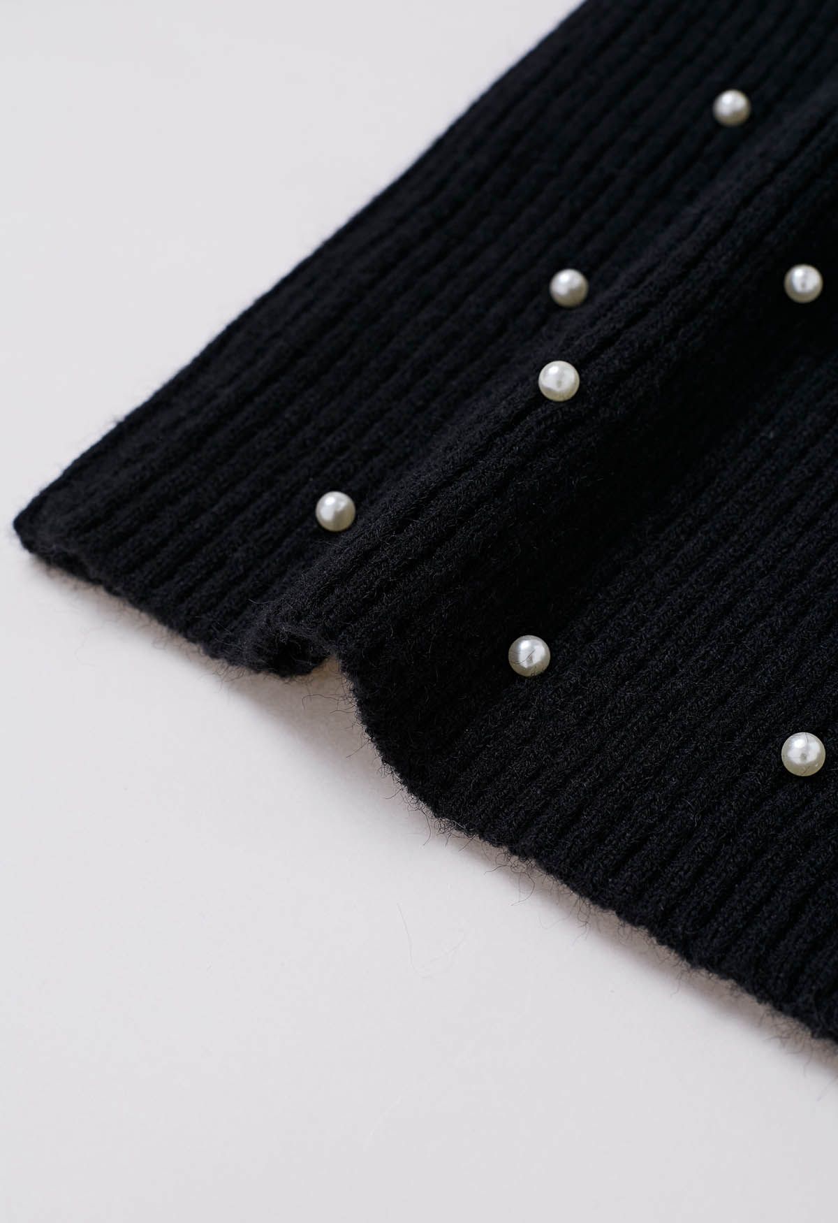 Perlenverziertes Strickoberteil mit quadratischem Ausschnitt in Schwarz