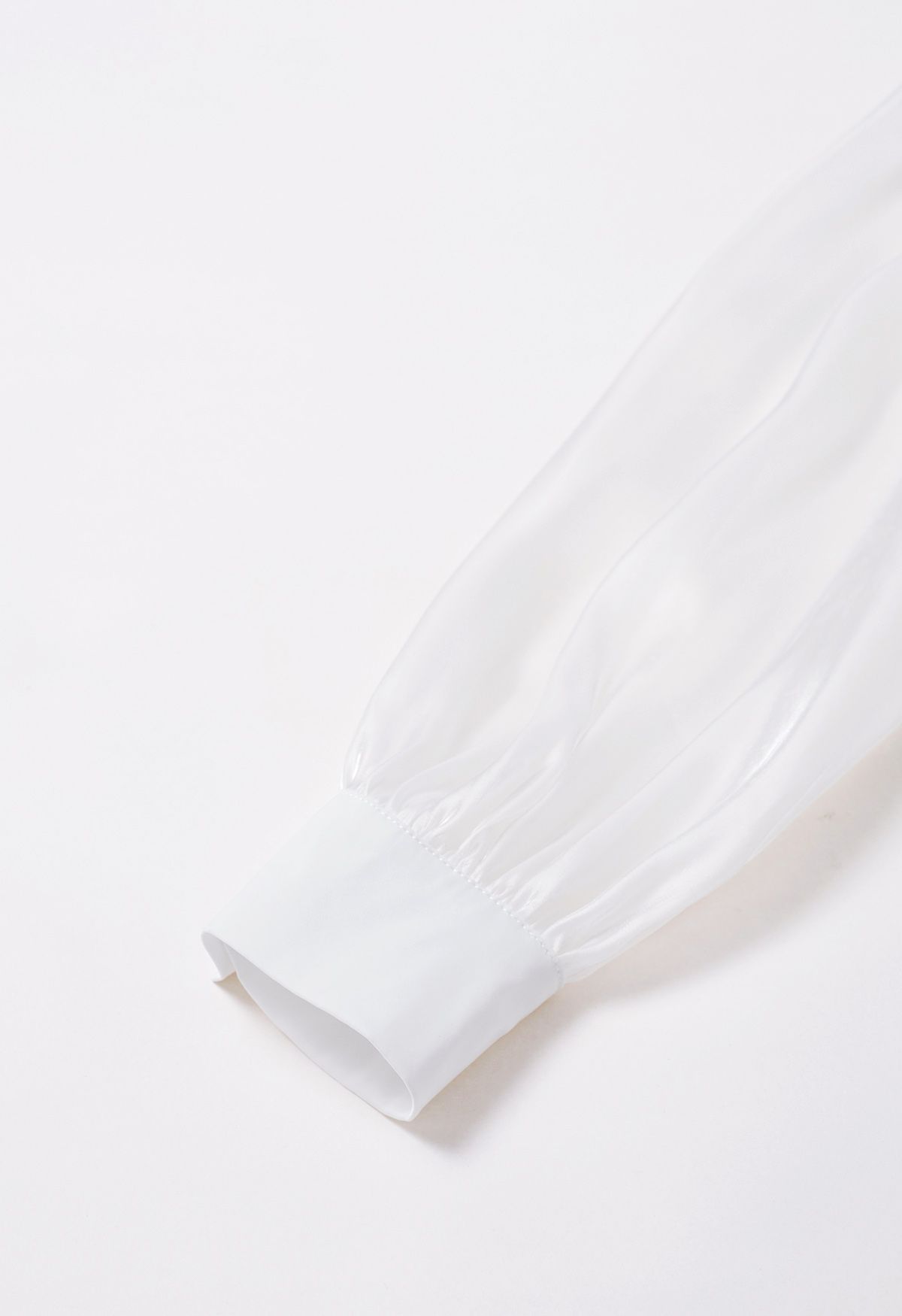Gespleißtes Oberteil aus glänzendem Organza mit Perlmuttschleife in Weiß