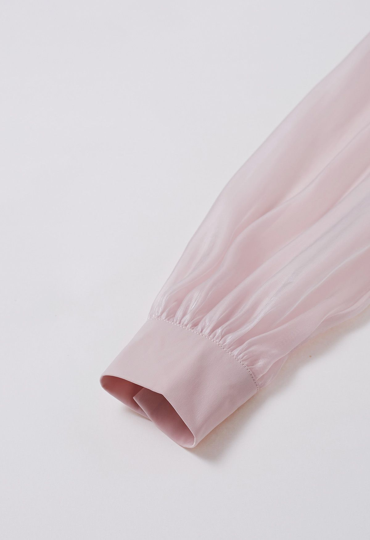 Gespleißtes Oberteil aus glänzendem Organza mit Perlmuttschleife in Rosa