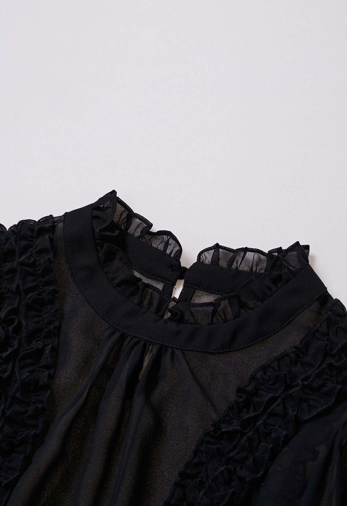 Rüschenverziertes Chiffon-Oberteil mit Blasenärmeln in Schwarz