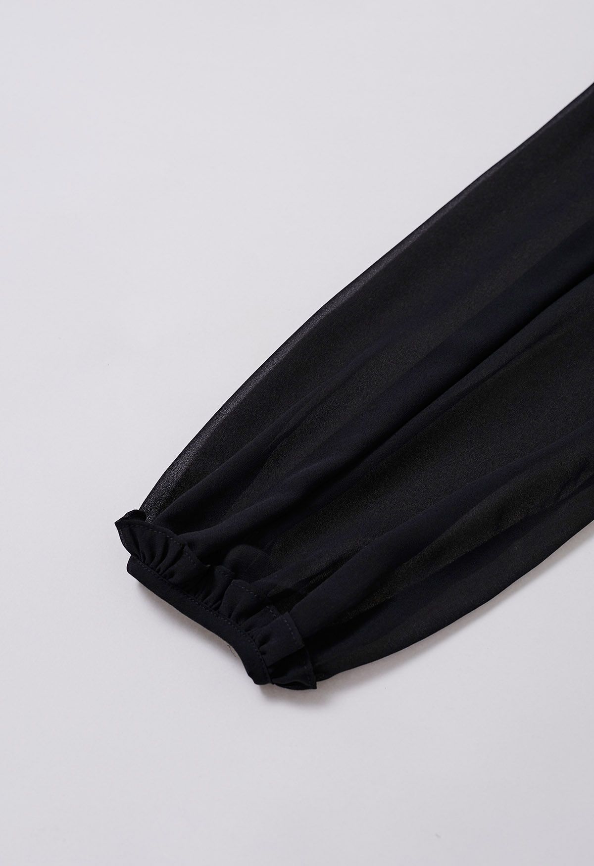 Rüschenverziertes Chiffon-Oberteil mit Blasenärmeln in Schwarz