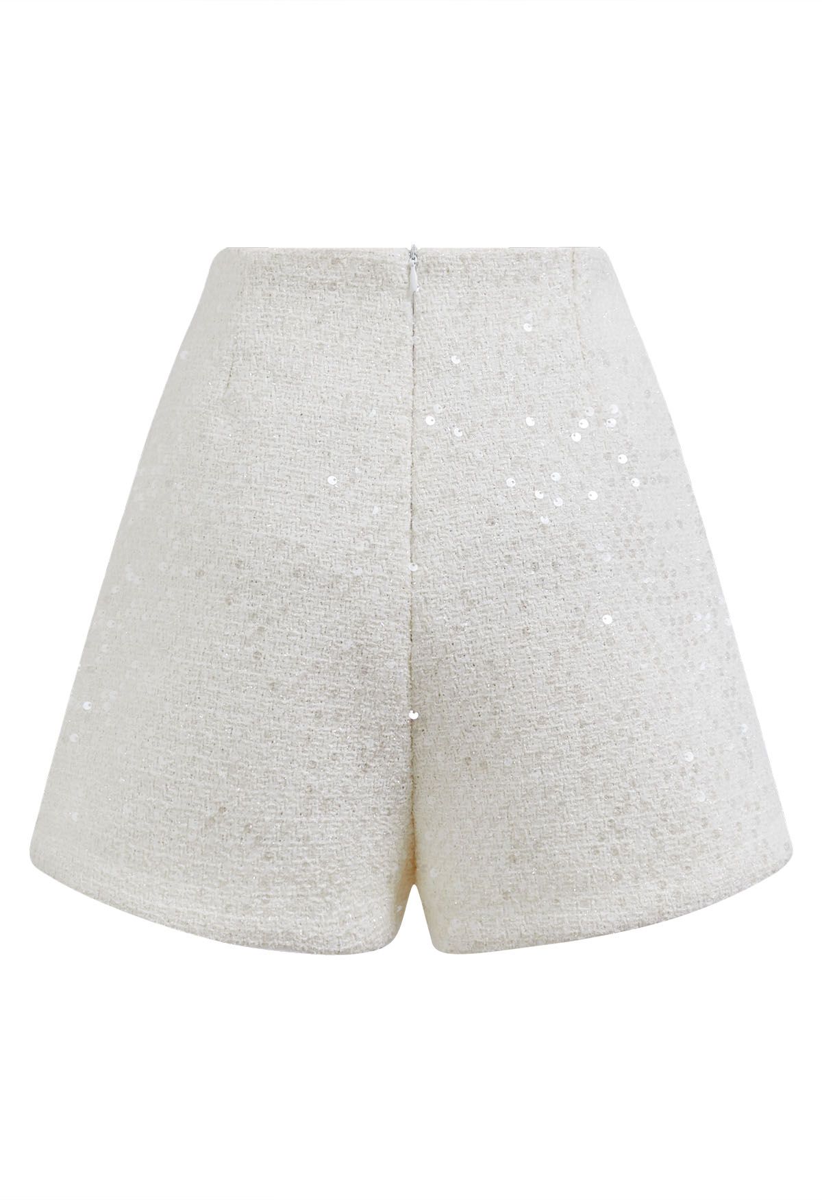 Mit Knöpfen verzierte, paillettenbesetzte Tweed-Shorts in Weiß