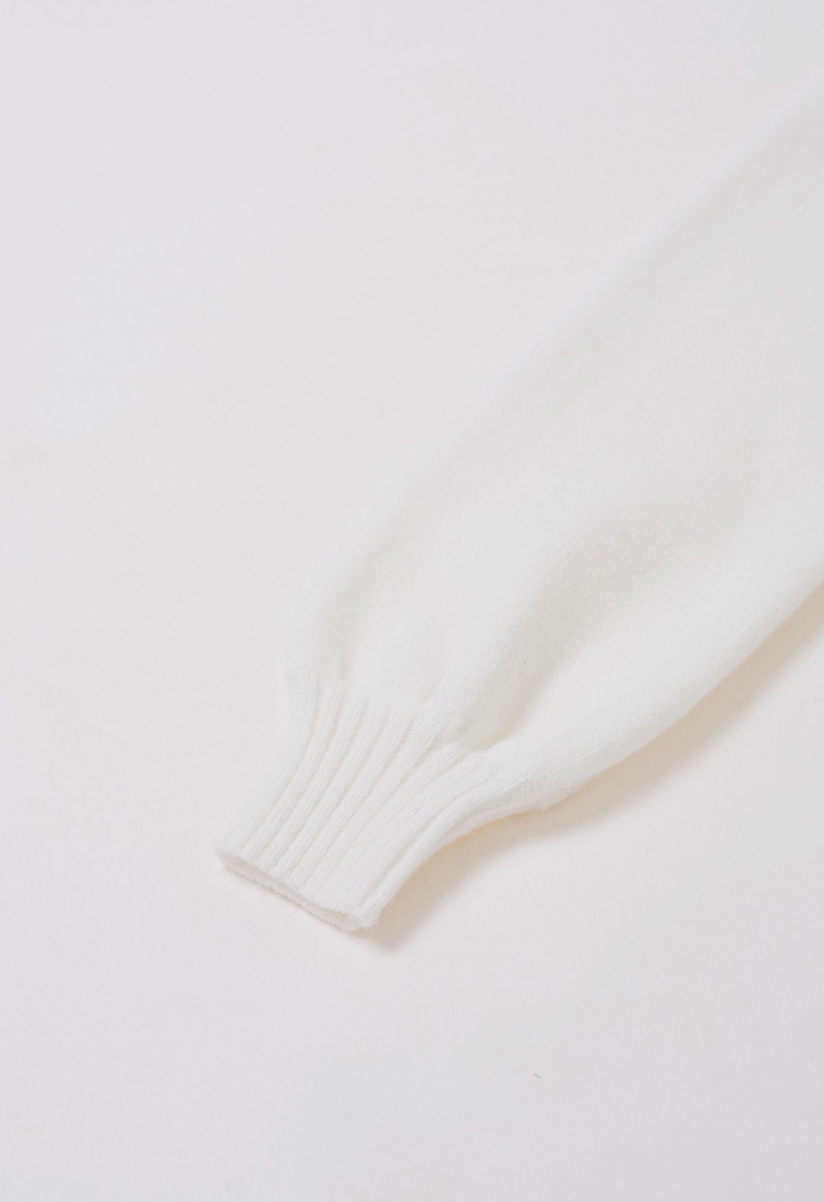 Strick-Crop-Top mit geknöpftem Kragen und Klappe in Weiß