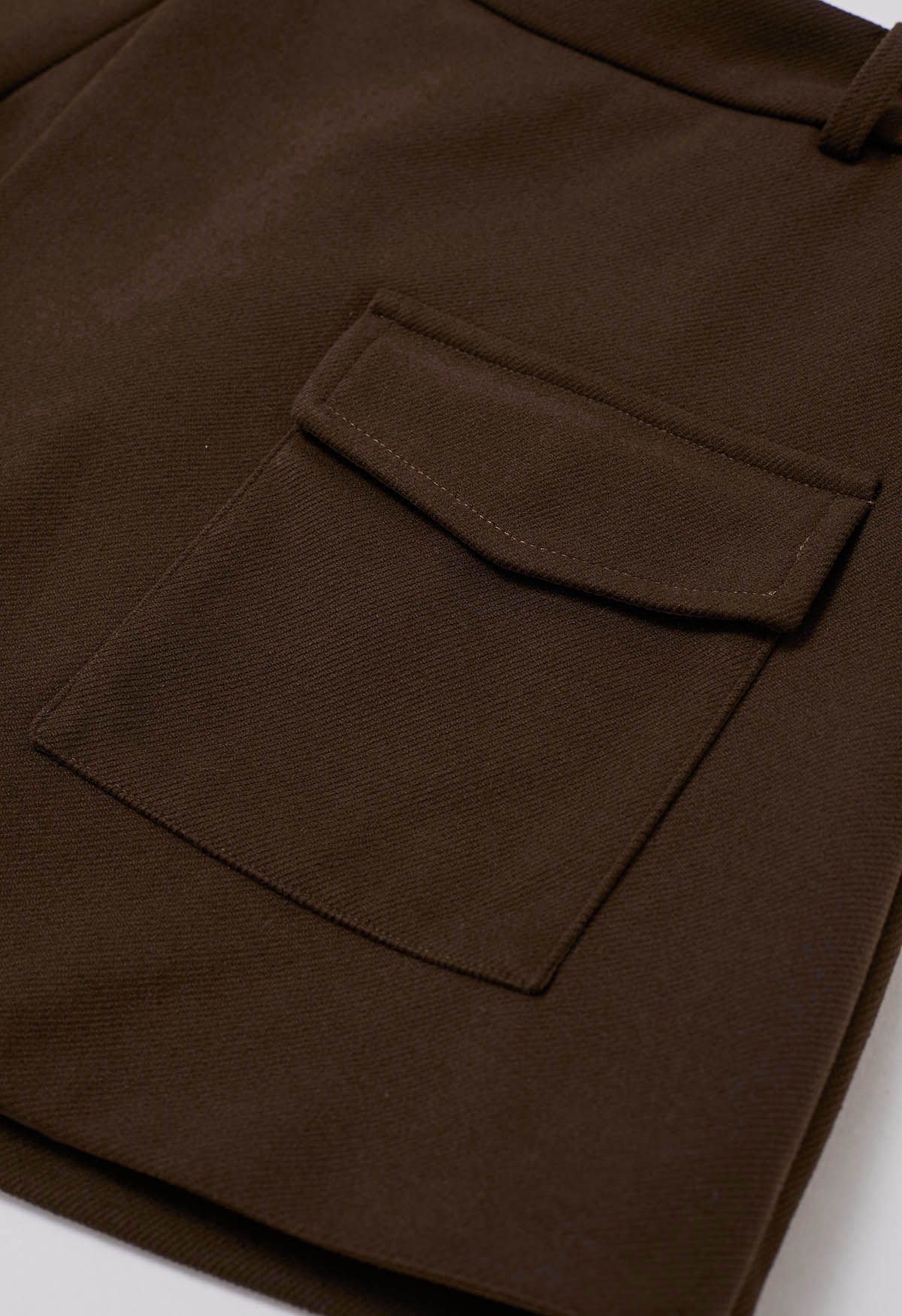 Mini-Skorts aus Wollmischung mit Klappentasche und Gürtel in Braun