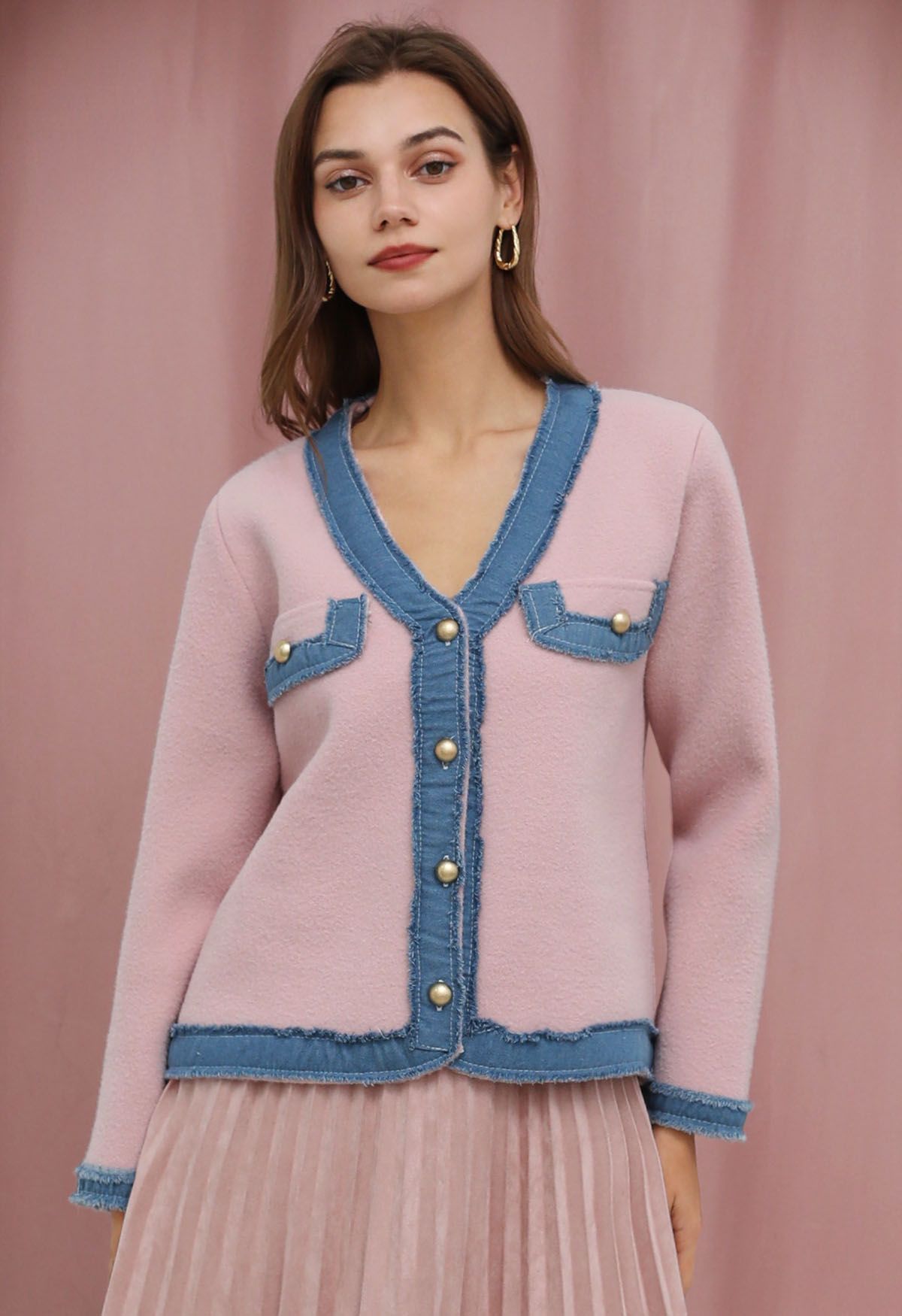 Strickjacke mit gespleißten Knöpfen und ausgefranstem Jeansrand in Rosa