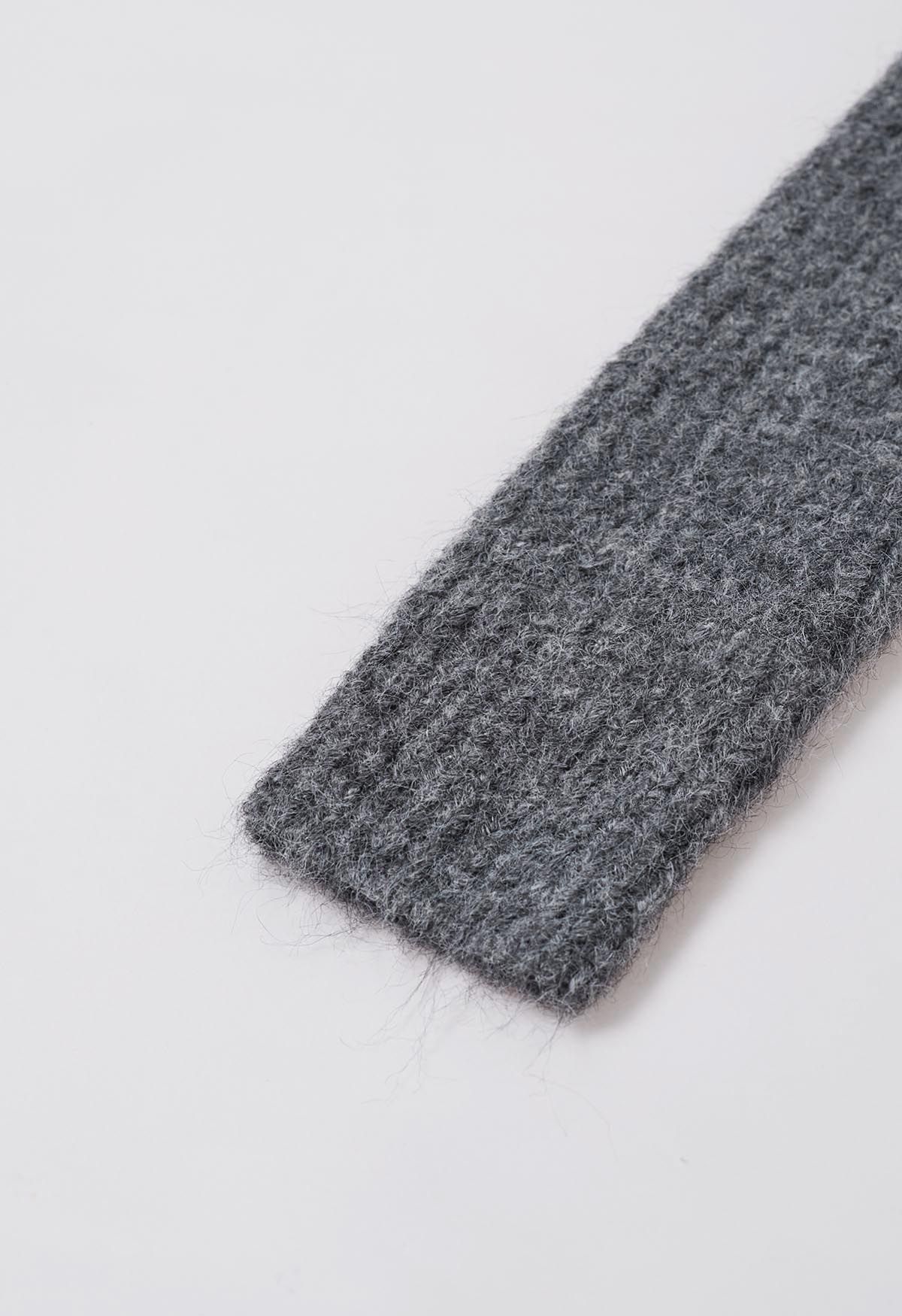 Mit Reißverschluss verzierter Fuzzy-Strickpullover in Grau
