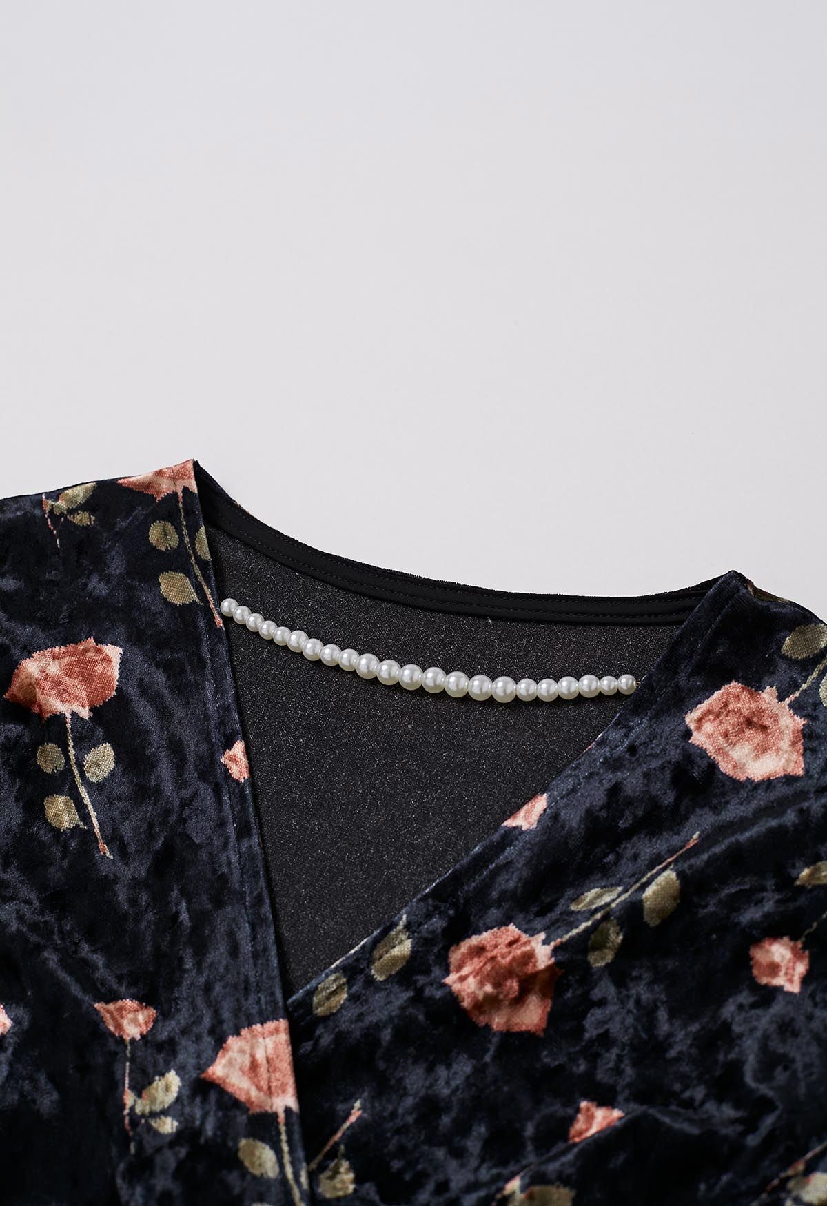 Moonlit Rose – Oberteil aus Samt mit Faux-Wickel-Perlenkette