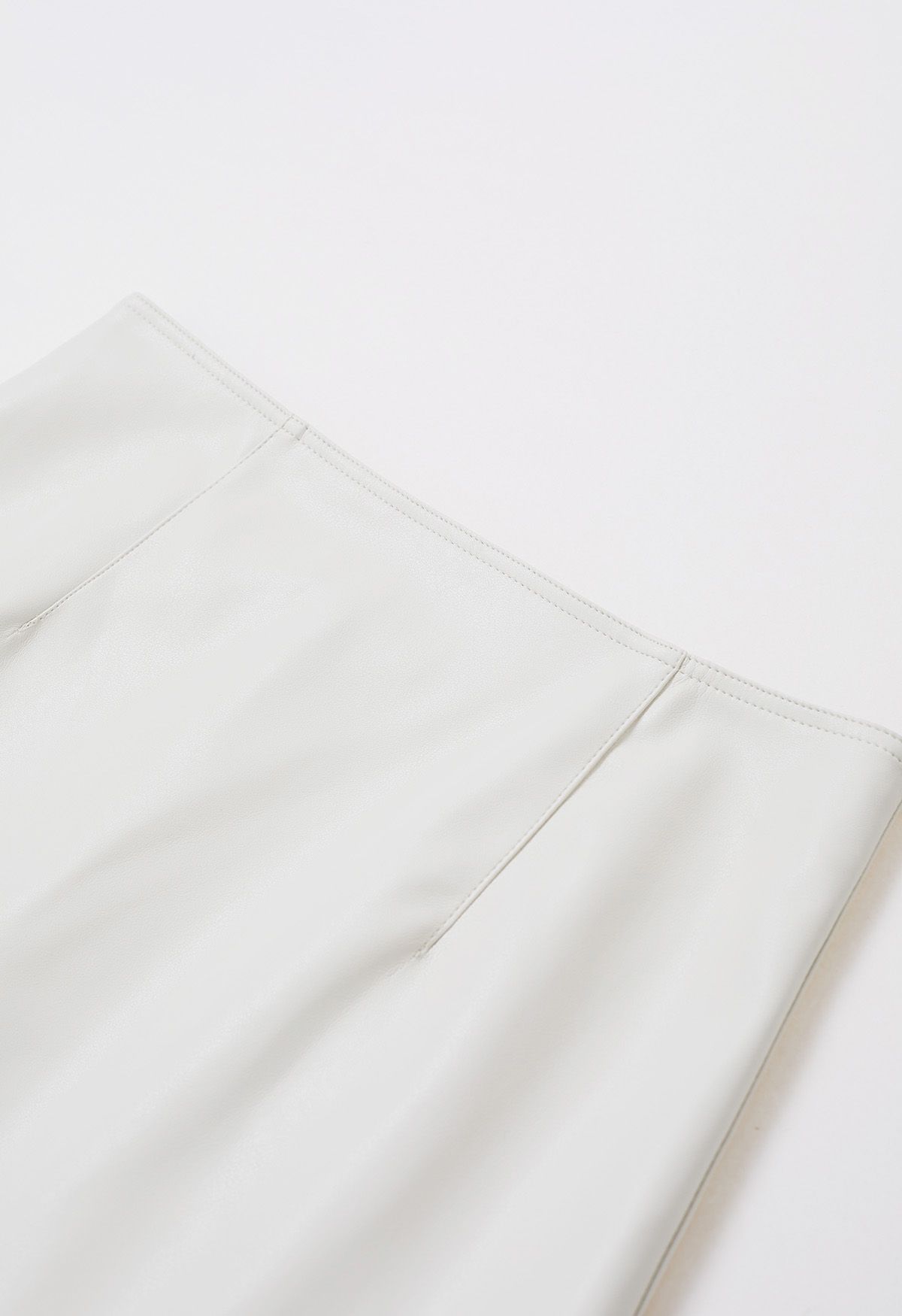 Minirock aus Kunstleder mit Federsaum in Weiß