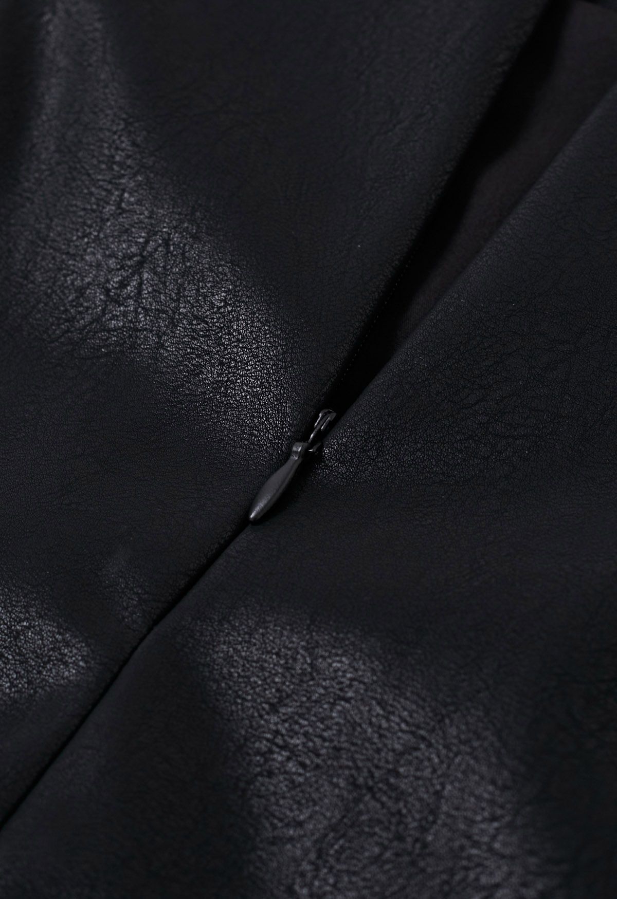 Minirock aus Kunstleder mit Federsaum in Schwarz