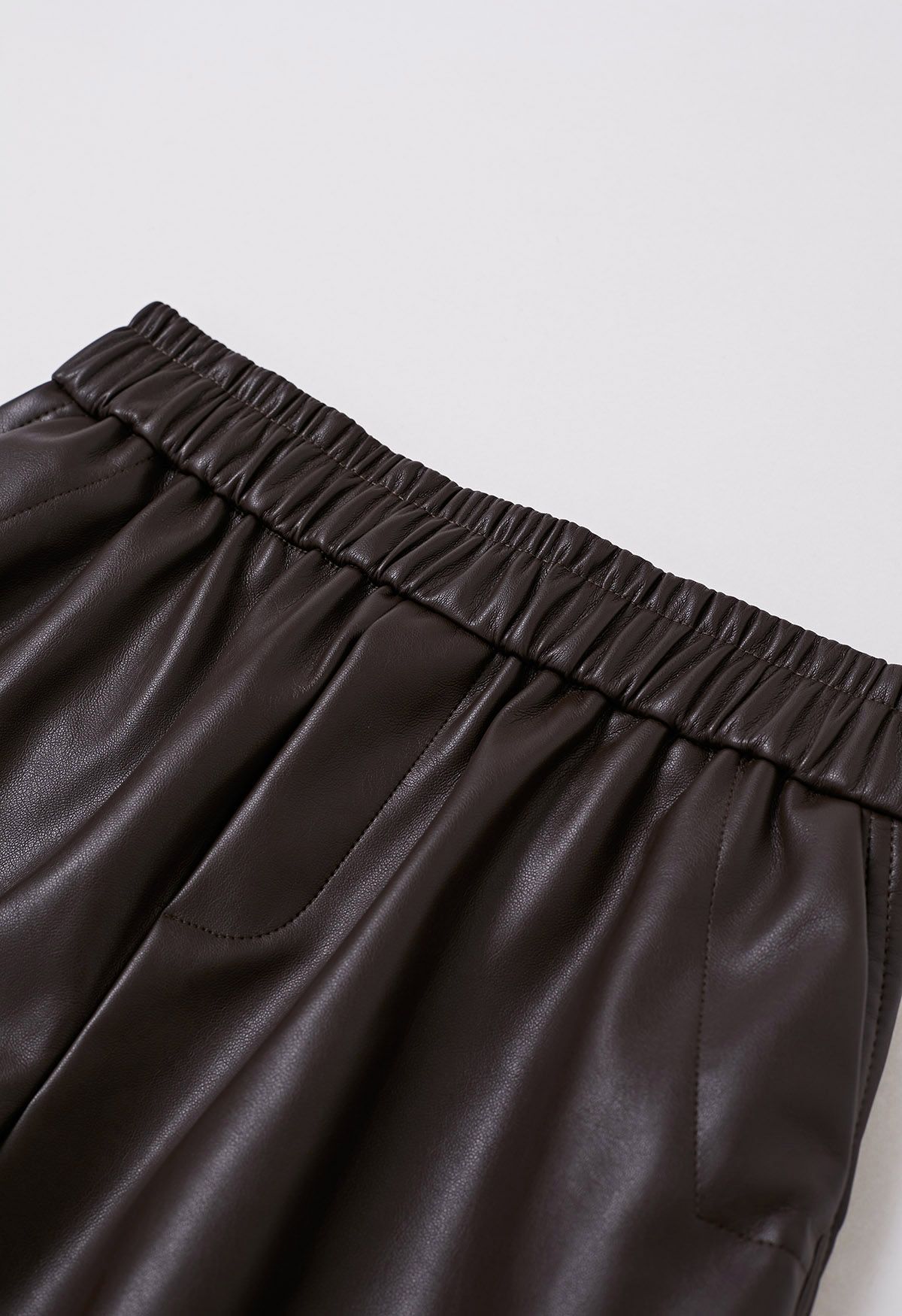 Shorts aus Kunstleder mit Kontrastsaum in Braun