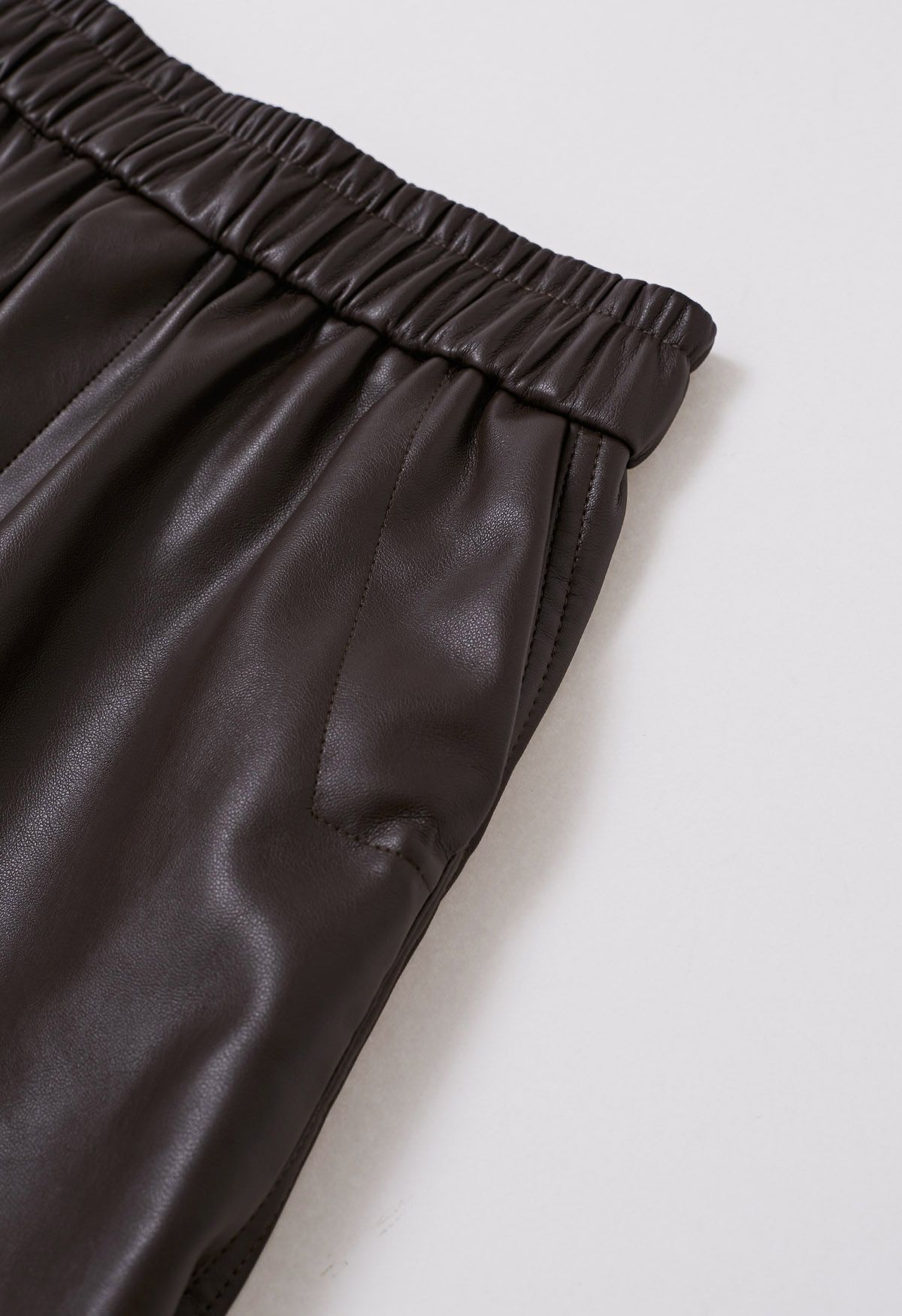 Shorts aus Kunstleder mit Kontrastsaum in Braun