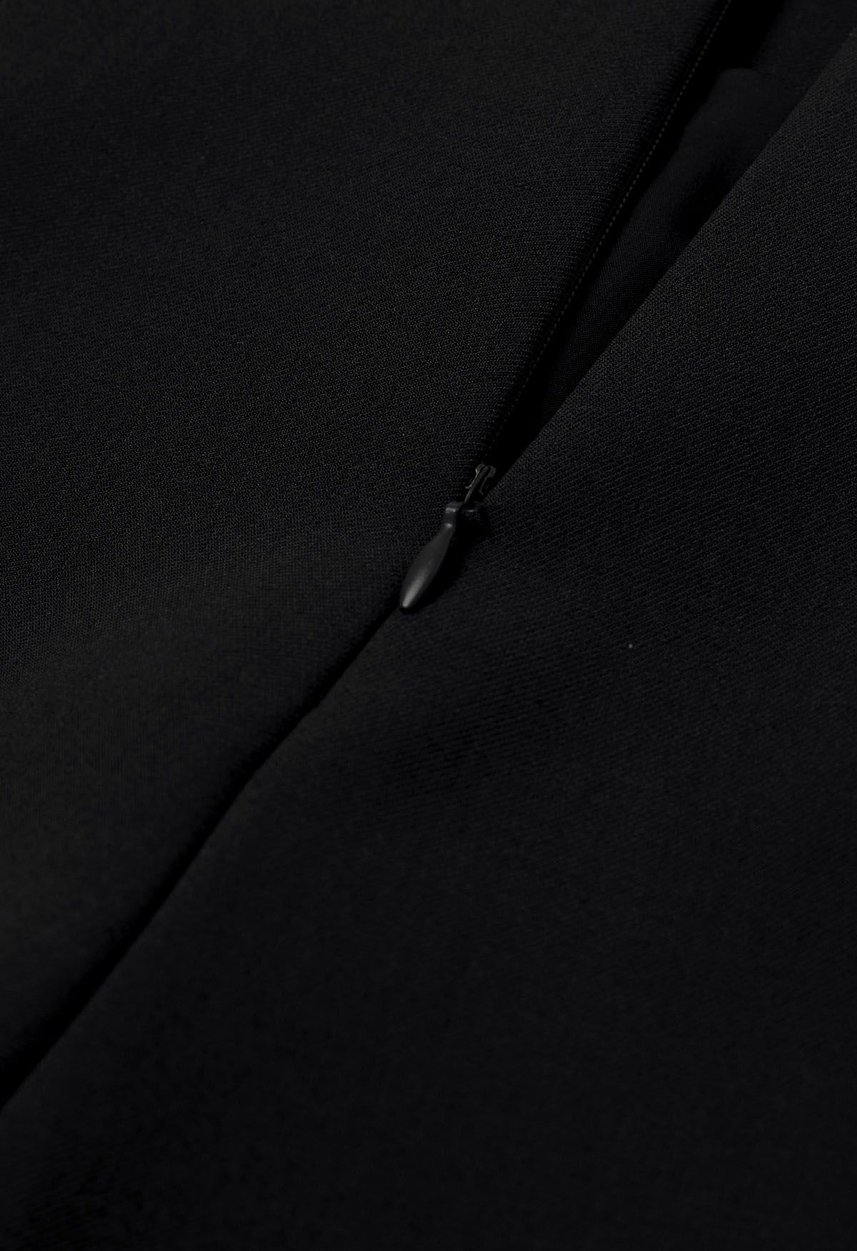 Shorts mit hoher Taille und Knopfverzierung in Schwarz