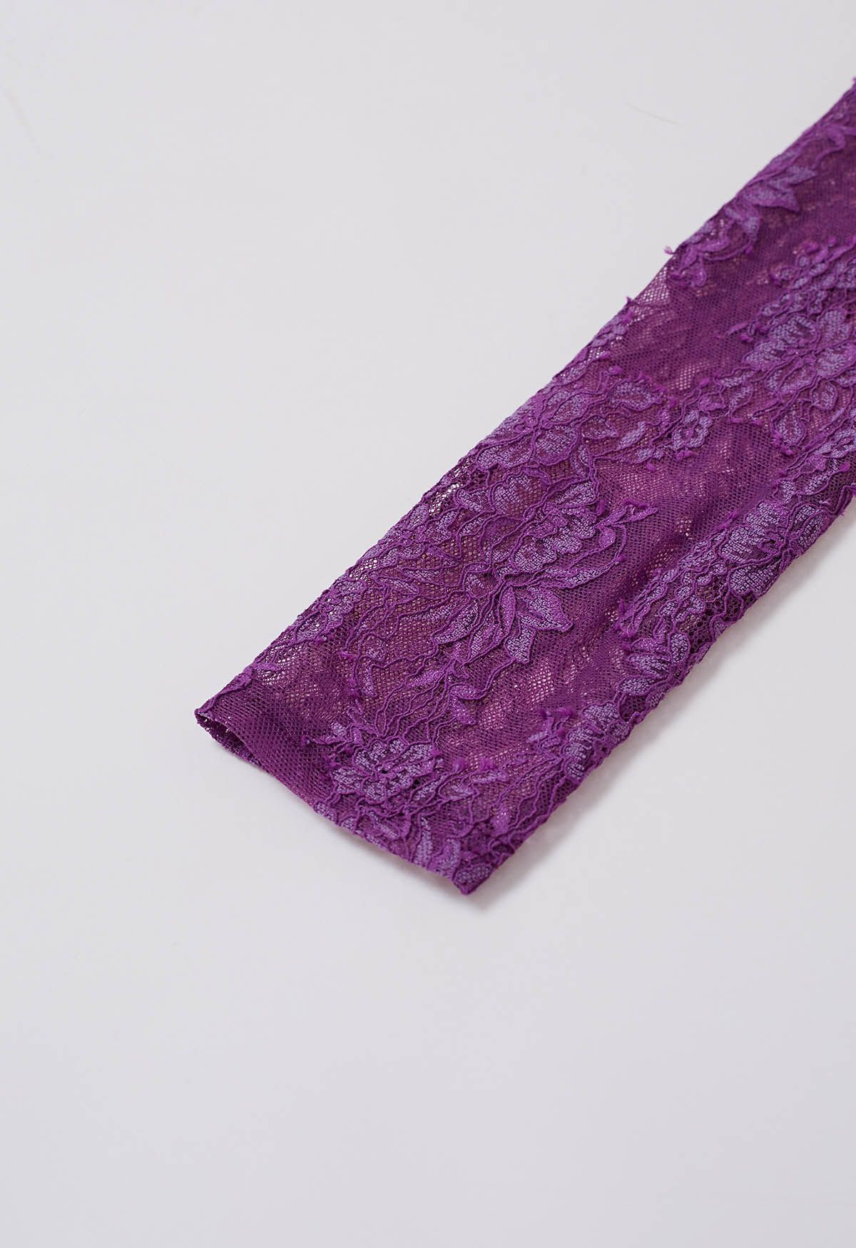 Figurbetontes Midikleid aus zarter violetter Spitze