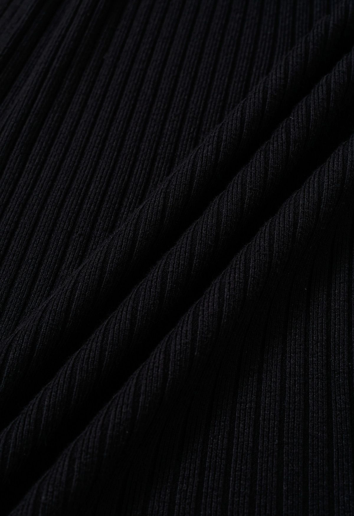 Anmutiges Strickkleid mit Federbesatz und Surplice-Ausschnitt in Schwarz