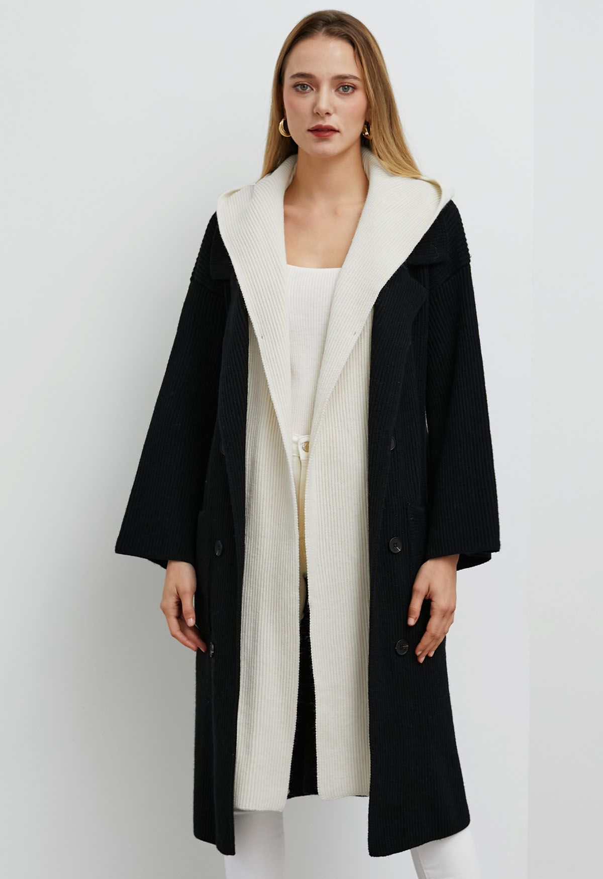 Kontrastierter, zweiteiliger, langer Mantel mit Kapuze in Schwarz