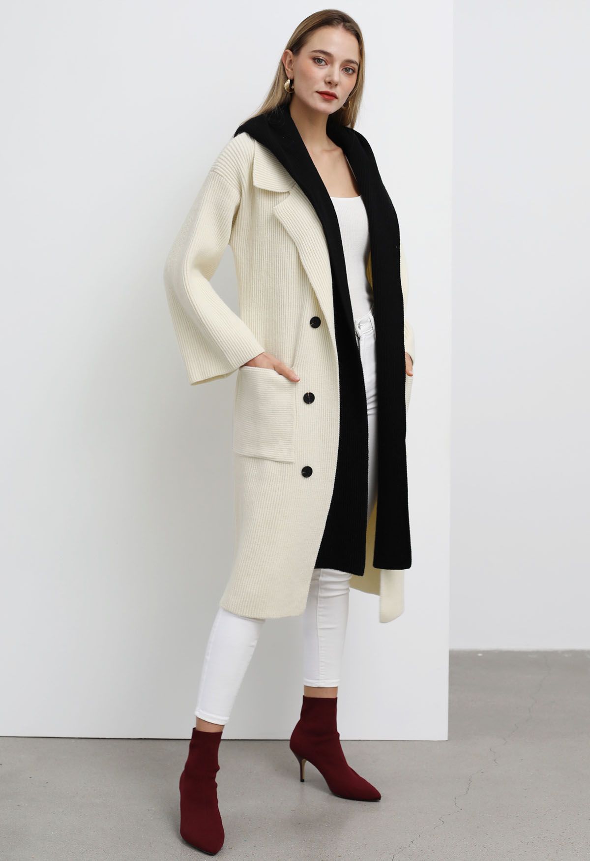 Kontrastfarbener, zweiteiliger, langer Mantel mit Kapuze in Creme