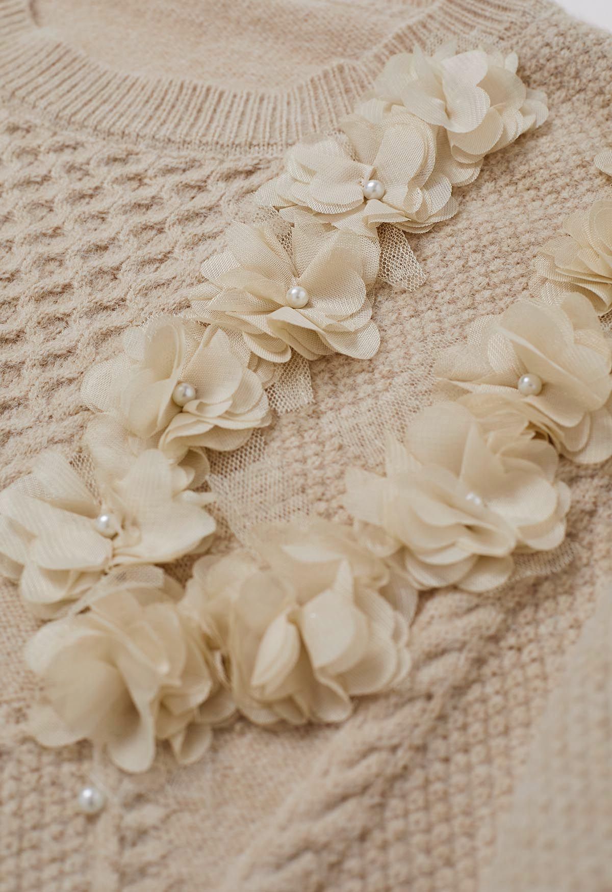 Perlmutt-Strickpullover mit 3D-Blumen in Sand