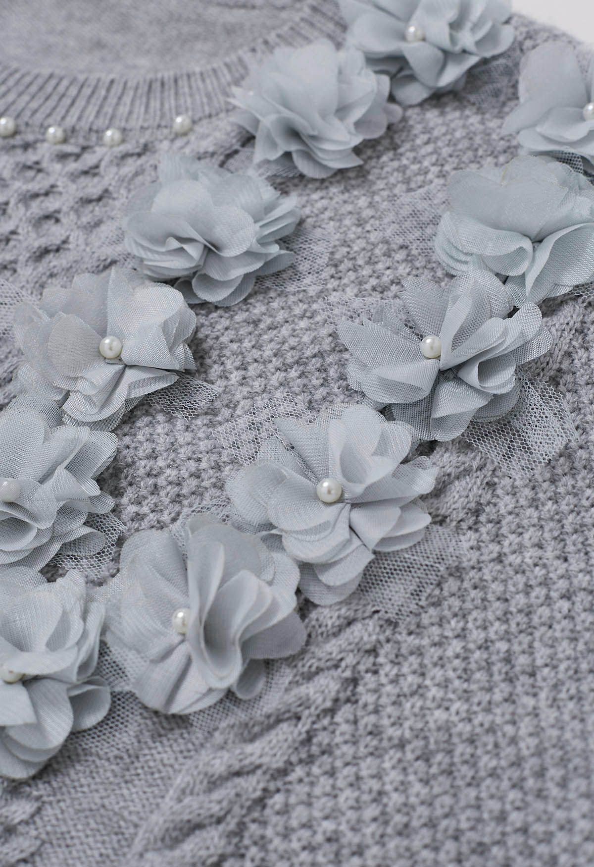Perlmutt-Strickpullover mit 3D-Blumen in Grau