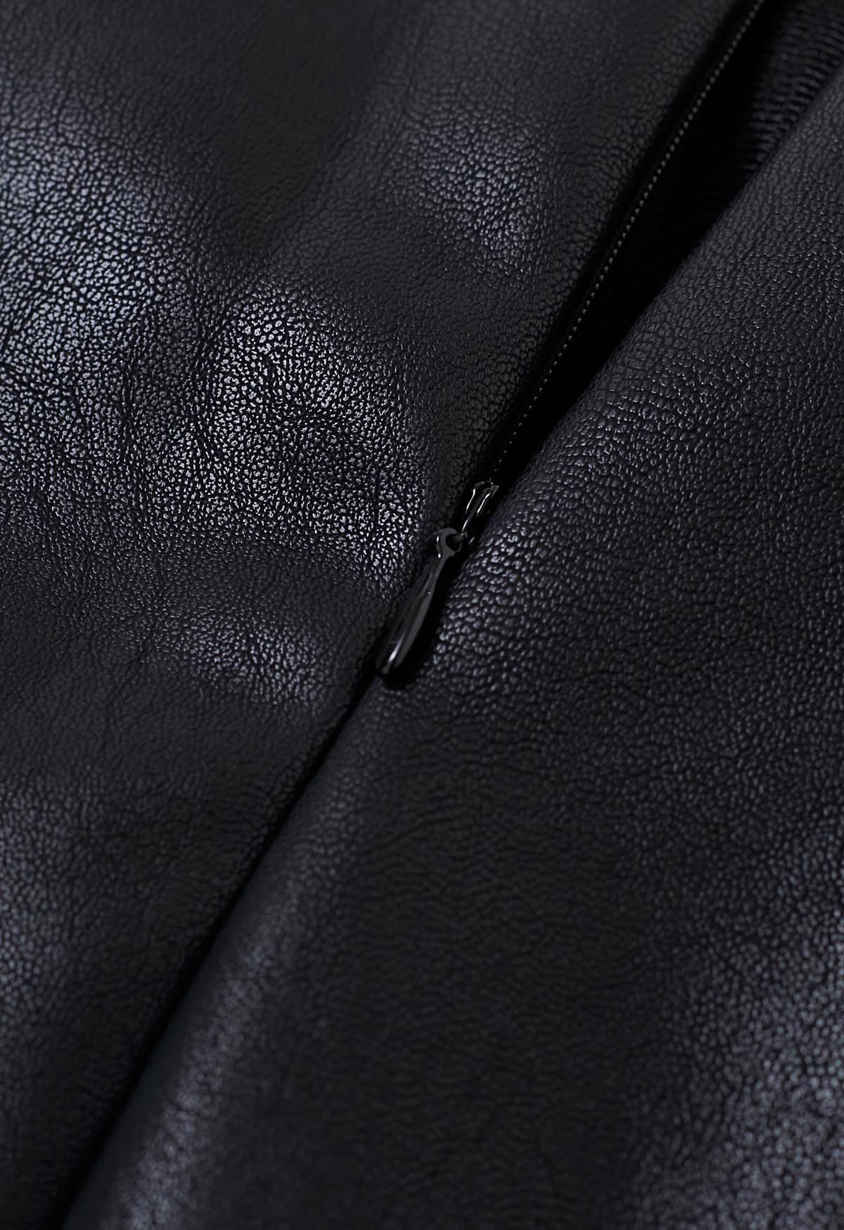Minirock aus Kunstleder mit Faltendetail in Schwarz