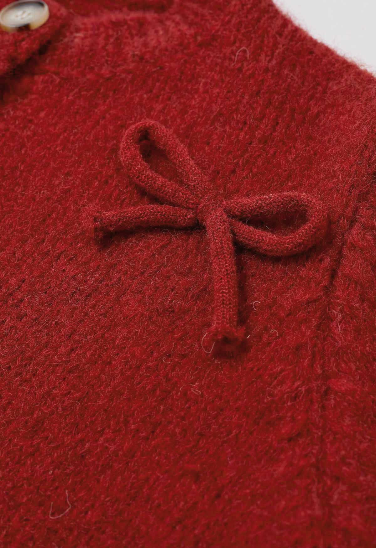 Entzückende Strickjacke mit Schleife und Knöpfen in Rot