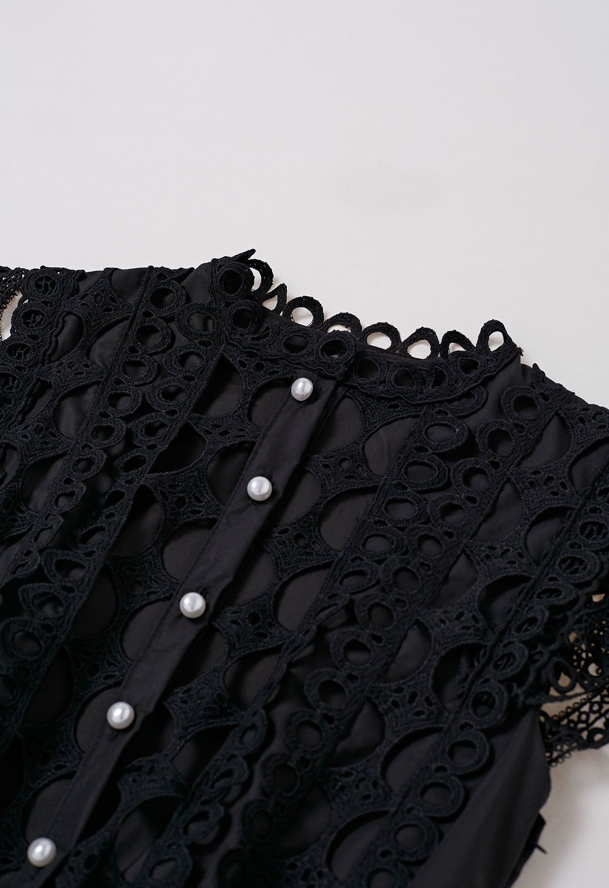 Ärmelloses Maxikleid mit Cutwork-Muster und Perlenbesatz im Gürtel in Schwarz