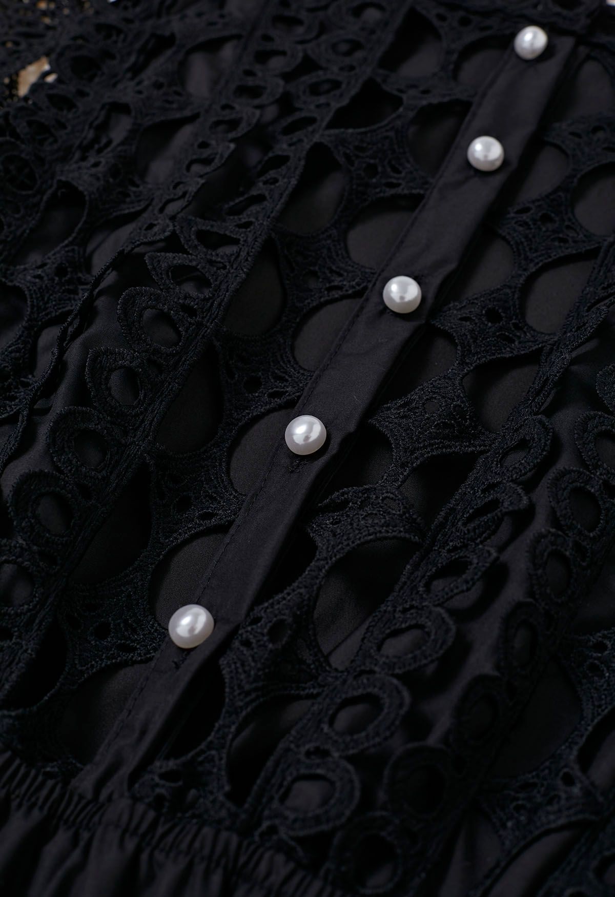 Ärmelloses Maxikleid mit Cutwork-Muster und Perlenbesatz im Gürtel in Schwarz